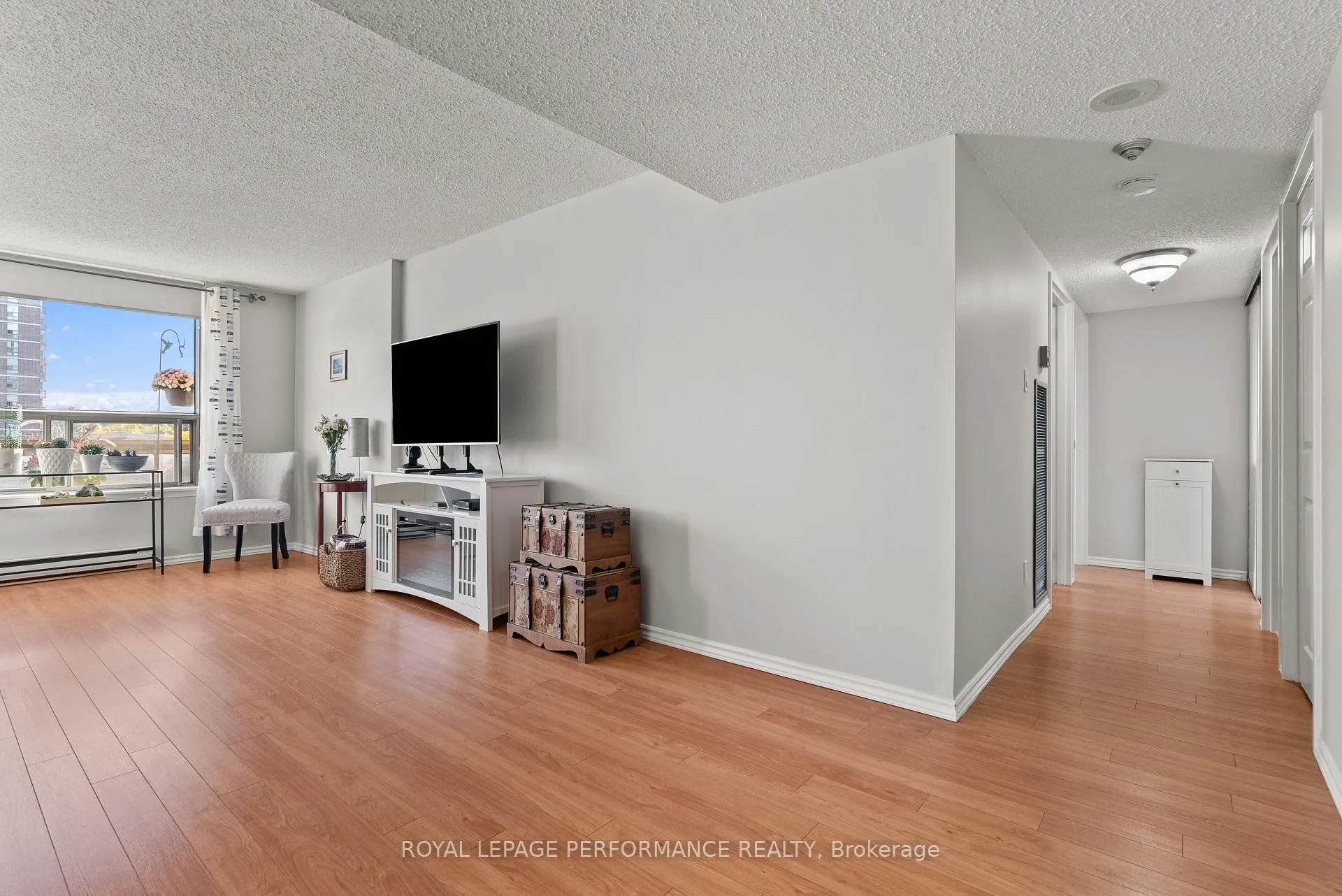 Photo 10 of Unit Unit #407, 200 Lafontaine Avenue, Ottawa, Vanier — HOMEH