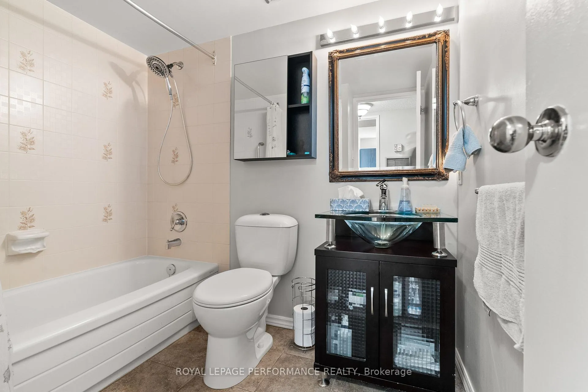Photo 14 of Unit Unit #407, 200 Lafontaine Avenue, Ottawa, Vanier — HOMEH