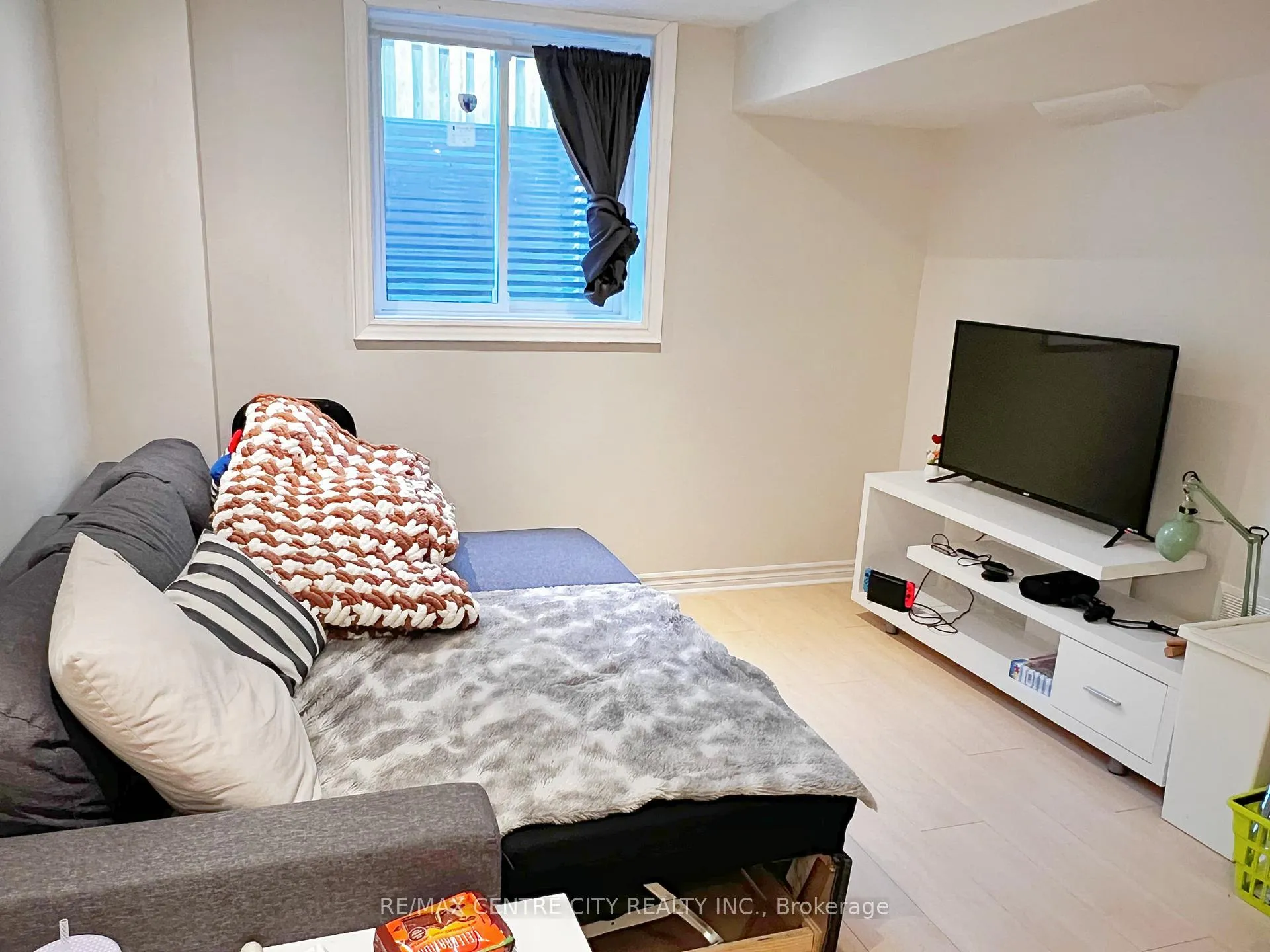 Photo 7 of 116 Paperbirch Crescent E, London, North K — HOMEH