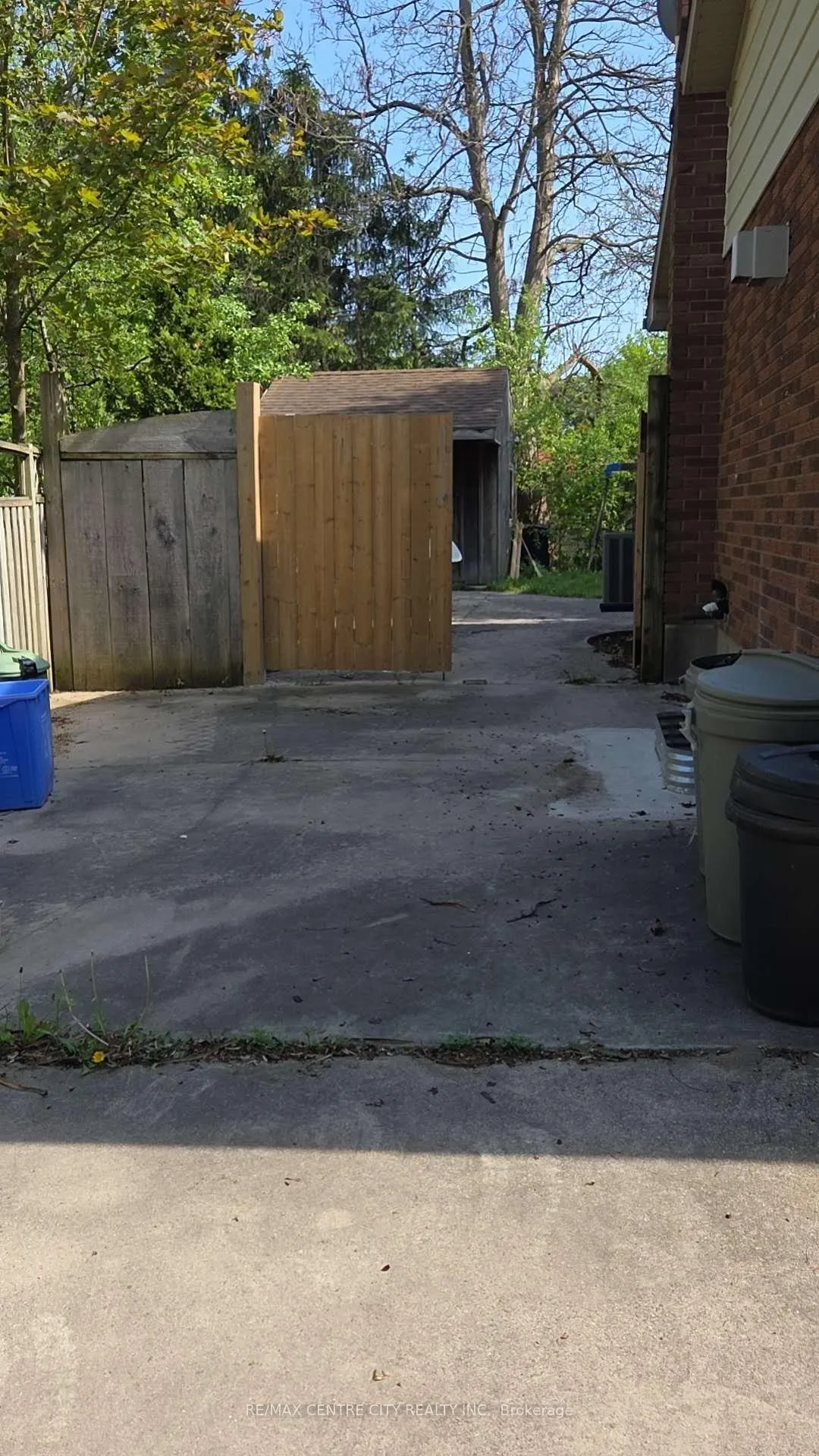 Photo 9 of 116 Paperbirch Crescent E, London, North K — HOMEH