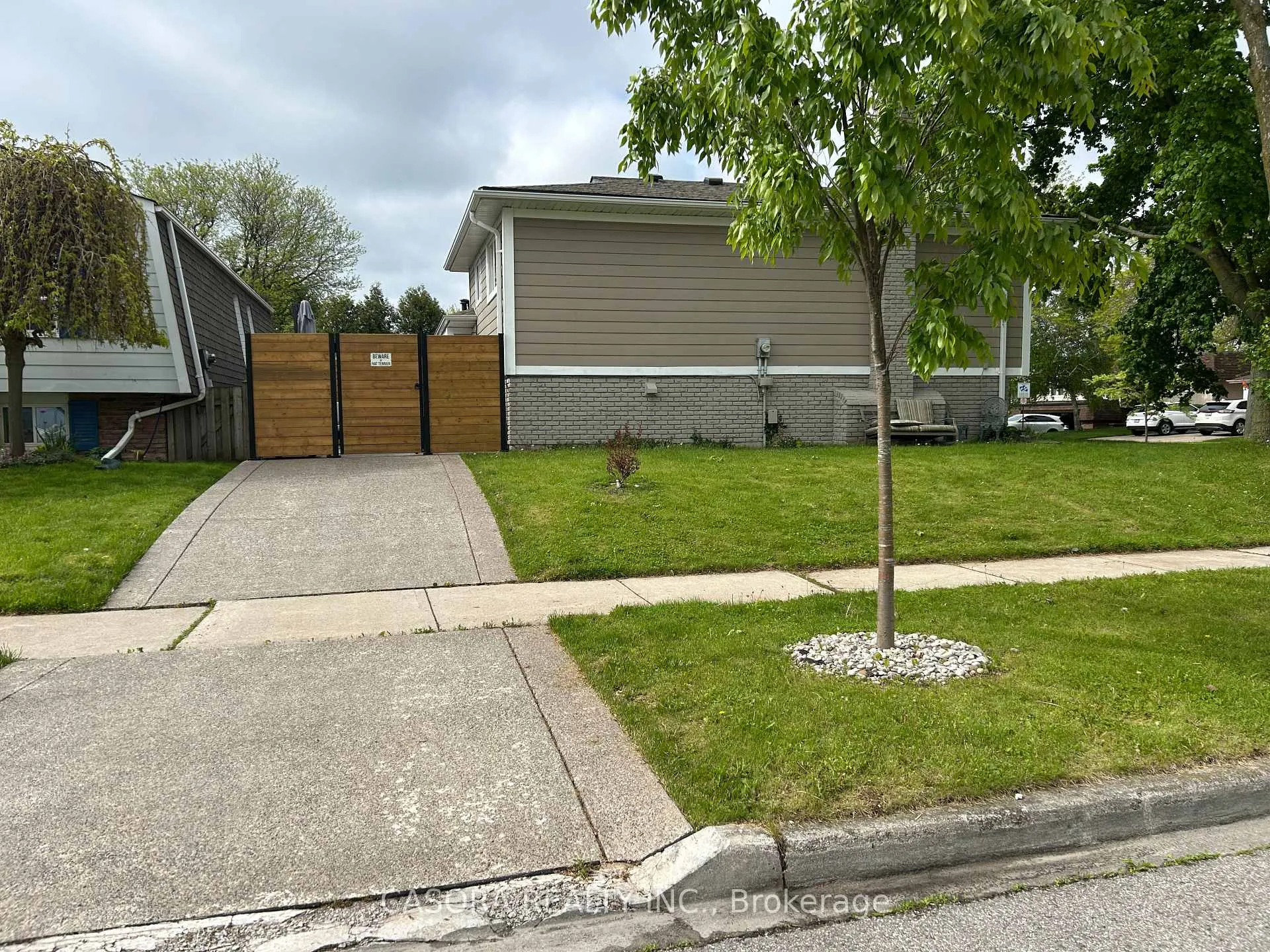 Photo 2 of Unit LOWER, 4258 Longmoor Avenue, Burlington, Shoreacres — HOMEH