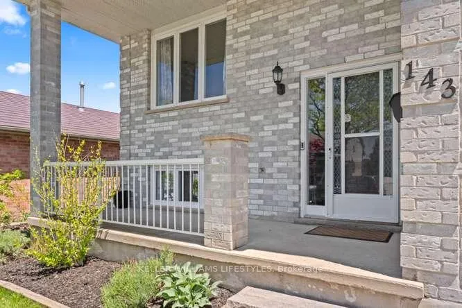 Photo 3 of 143 Gerald Crescent, London, South J — HOMEH