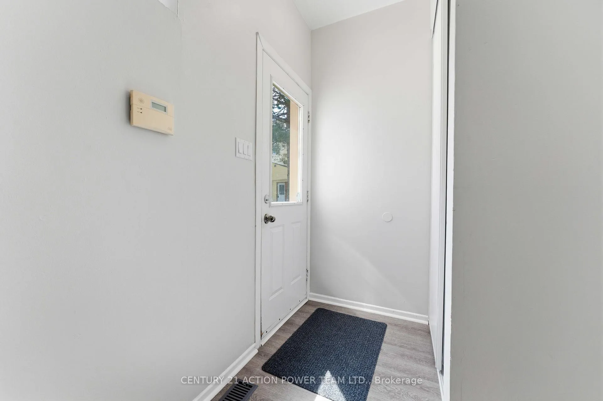 Photo 3 of Unit B, 17 Sonnet Crescent, Ottawa, Westcliffe Estates — HOMEH