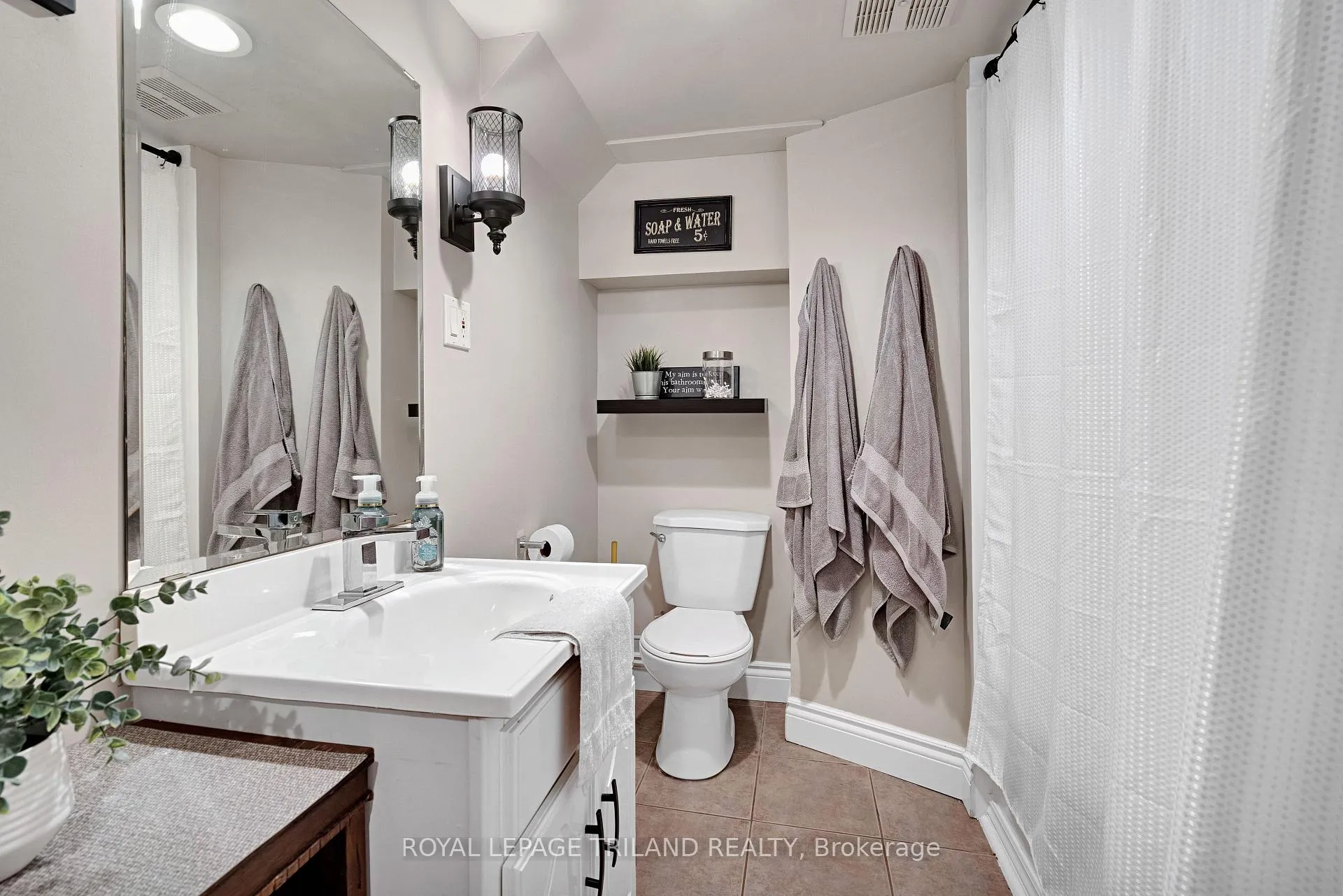 Photo 32 of 445 Ridout Street S, London, South G — HOMEH