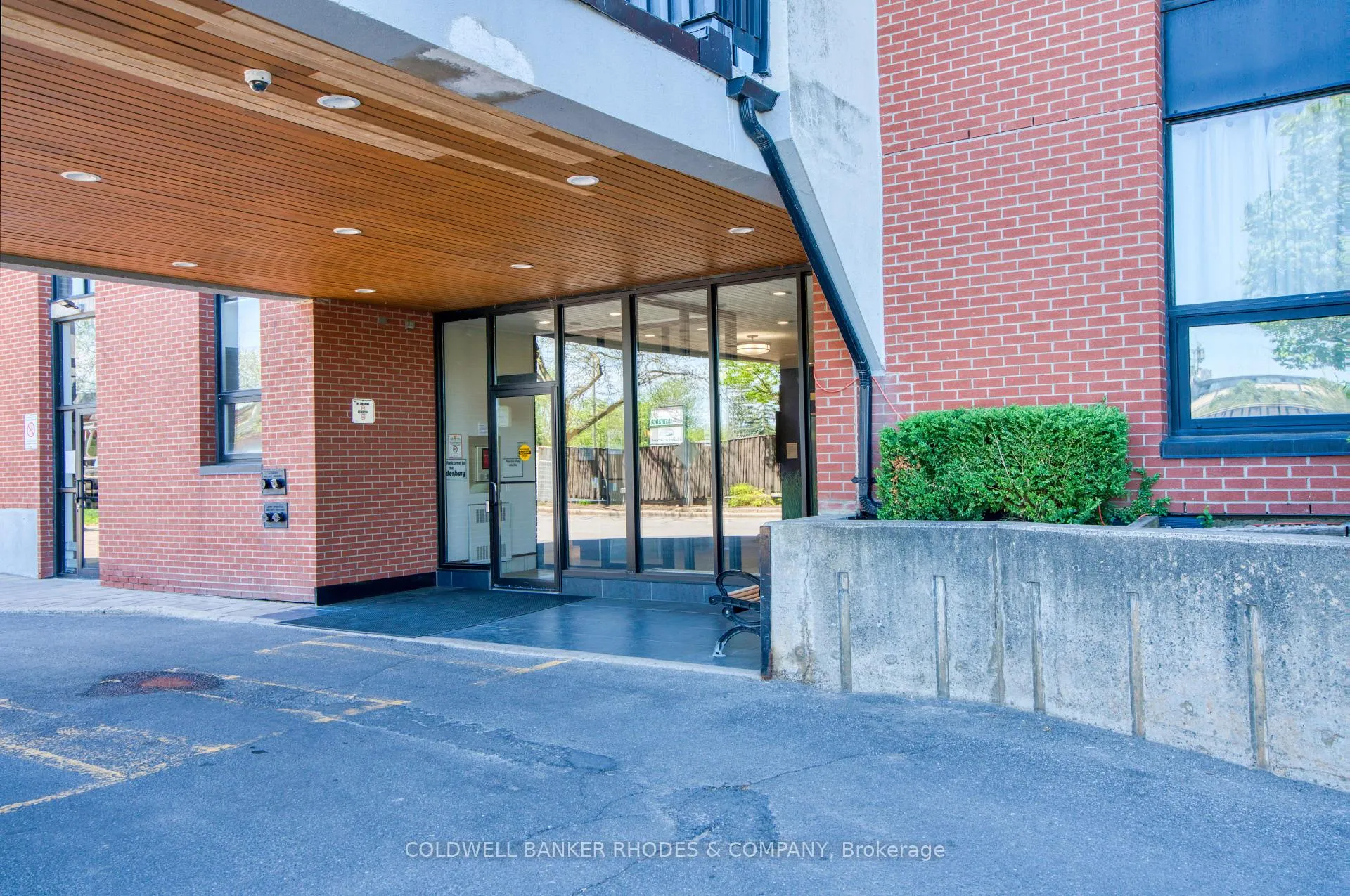 Photo 2 of Unit 303, 2951 Riverside Drive, Ottawa, Mooneys Bay/Riverside Park — HOMEH
