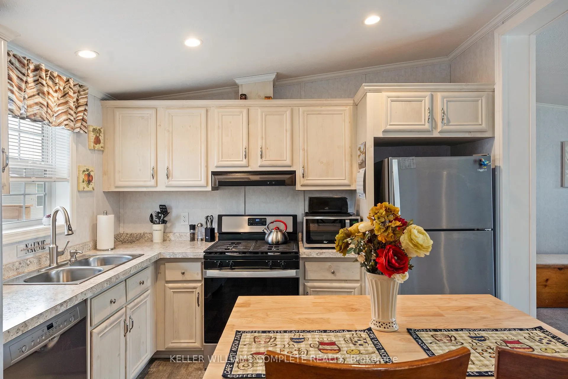 Photo 9 of 22 Copper Beech Drive, Haldimand, Nanticoke — HOMEH
