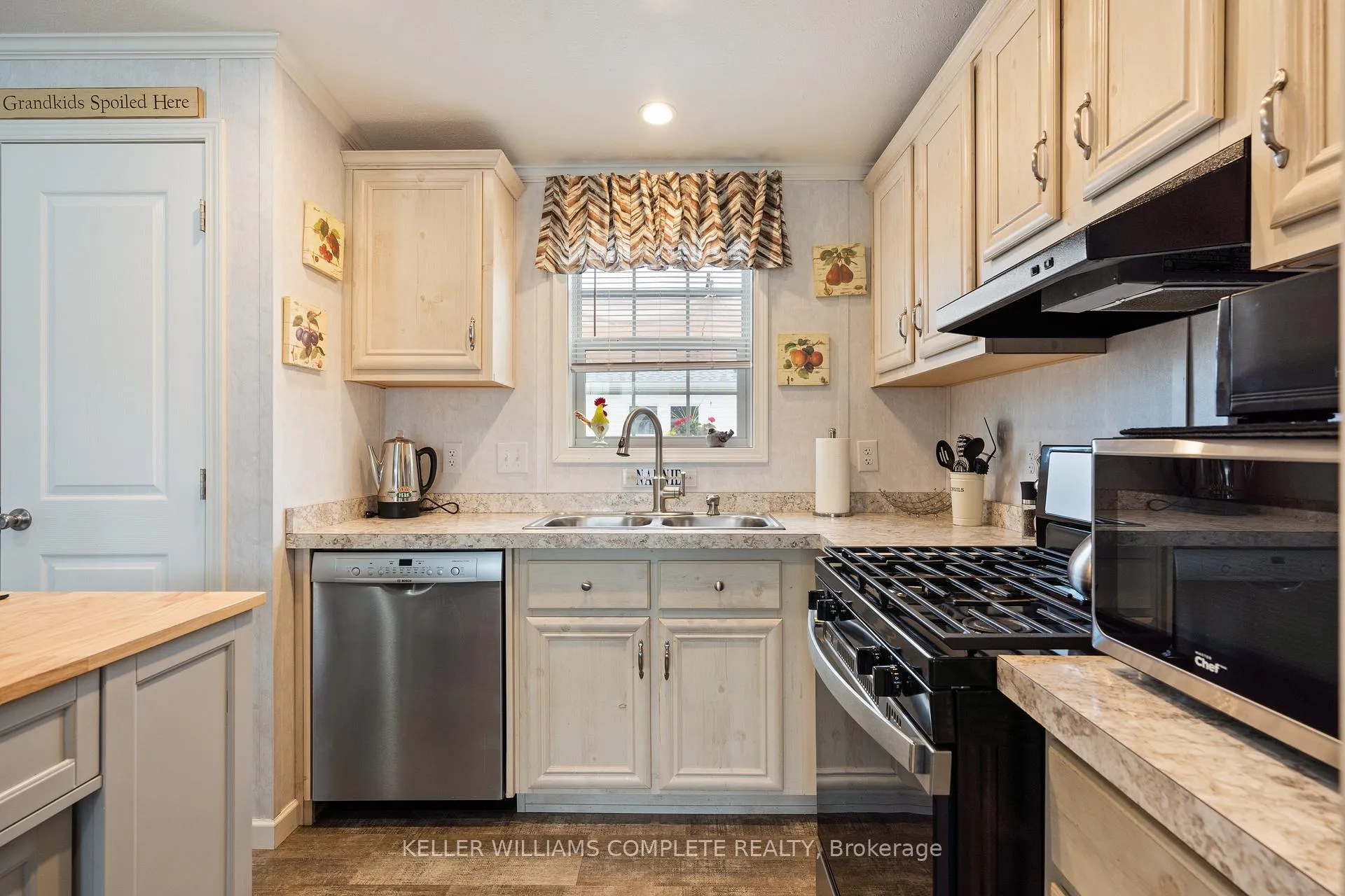 Photo 10 of 22 Copper Beech Drive, Haldimand, Nanticoke — HOMEH