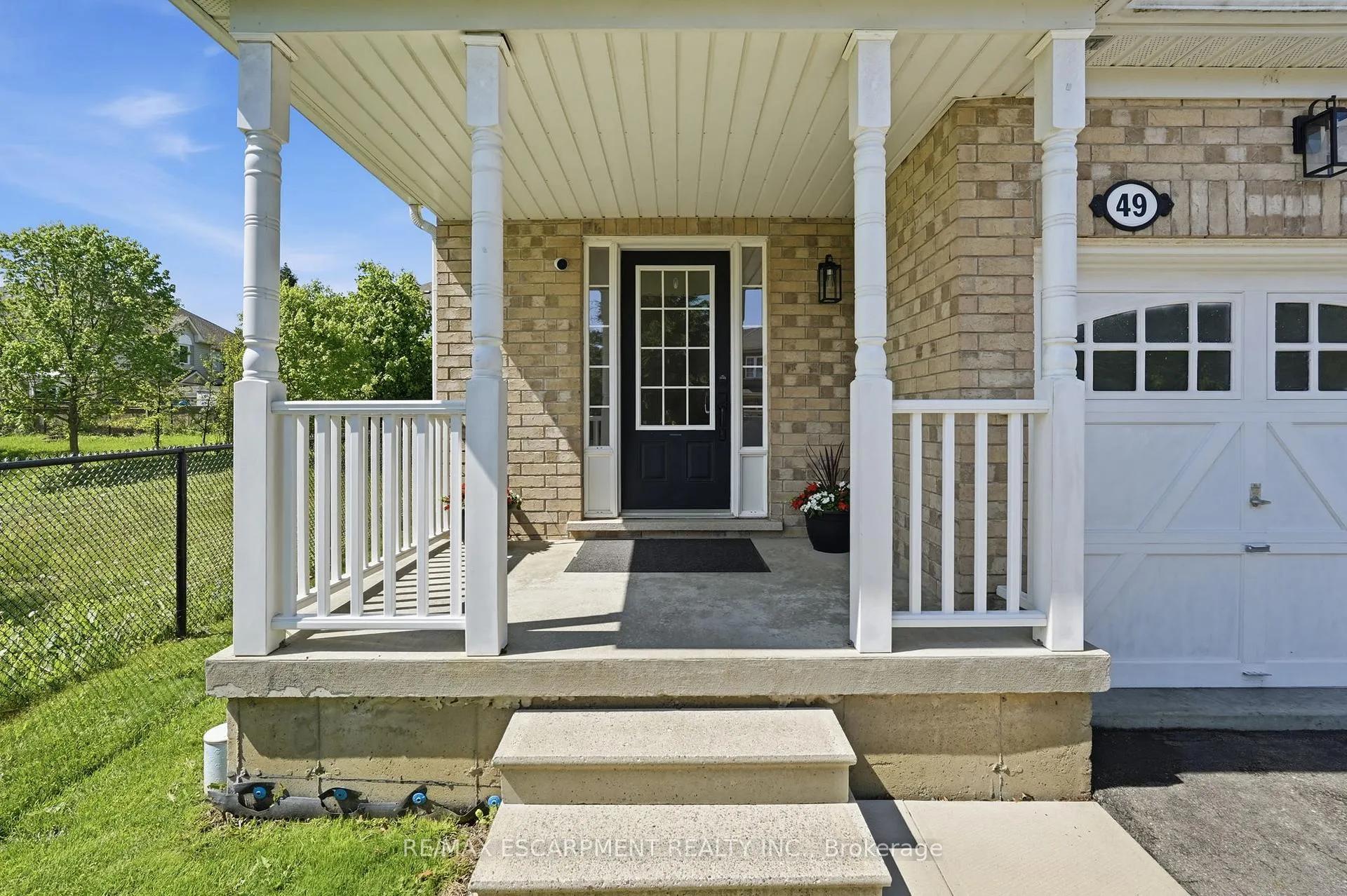 Photo 3 of 49 Blue Sky Trail, Hamilton, Waterdown — HOMEH