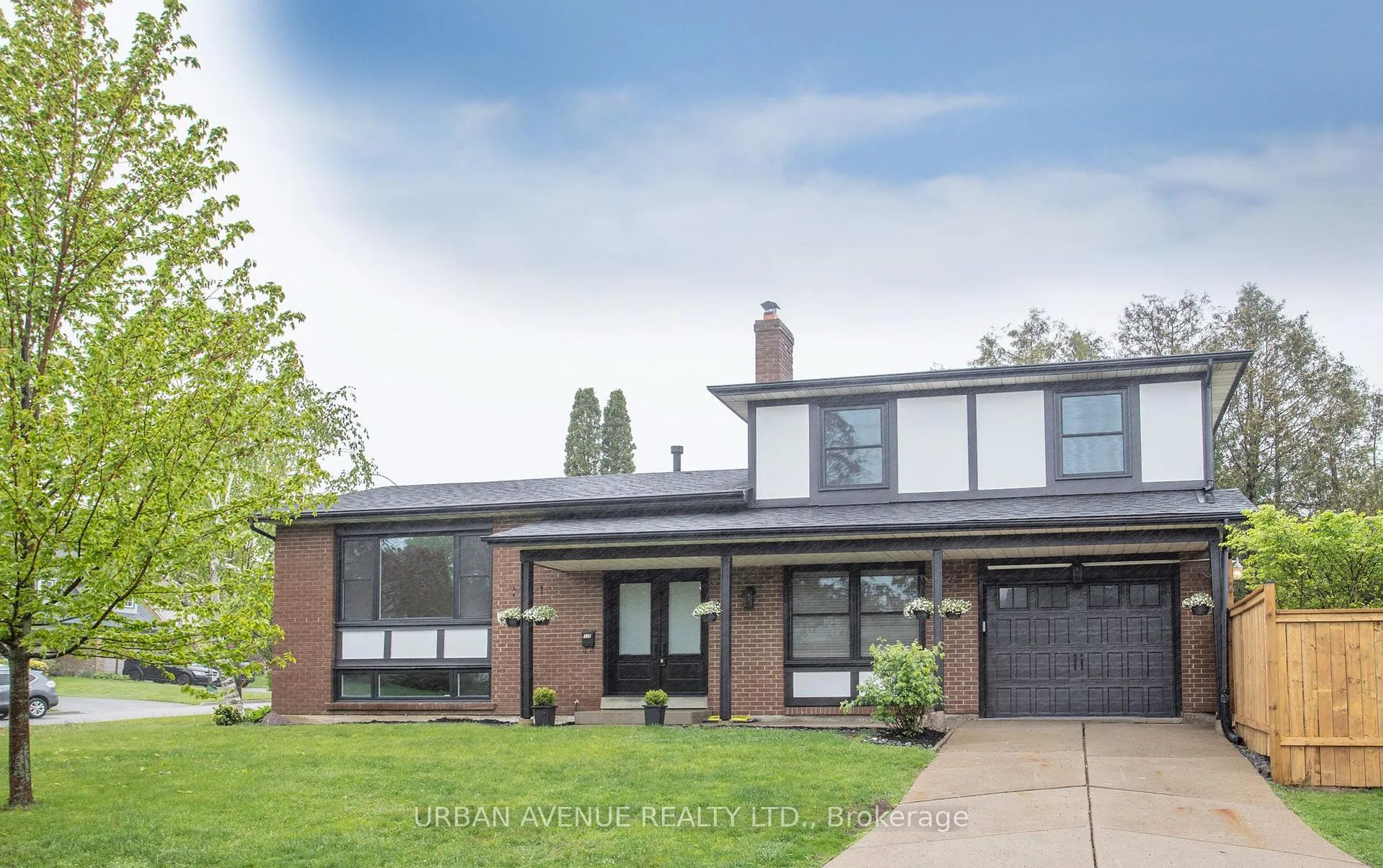 Photo 2 of 329 Cooper Court, Oshawa, McLaughlin — HOMEH