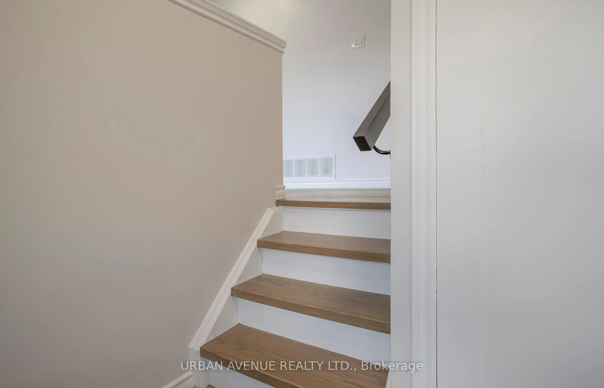 Photo 6 of 329 Cooper Court, Oshawa, McLaughlin — HOMEH