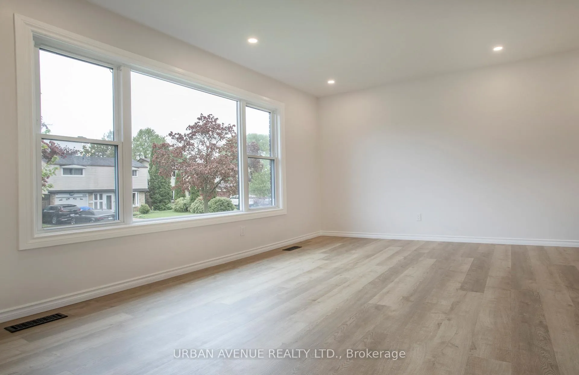 Photo 8 of 329 Cooper Court, Oshawa, McLaughlin — HOMEH
