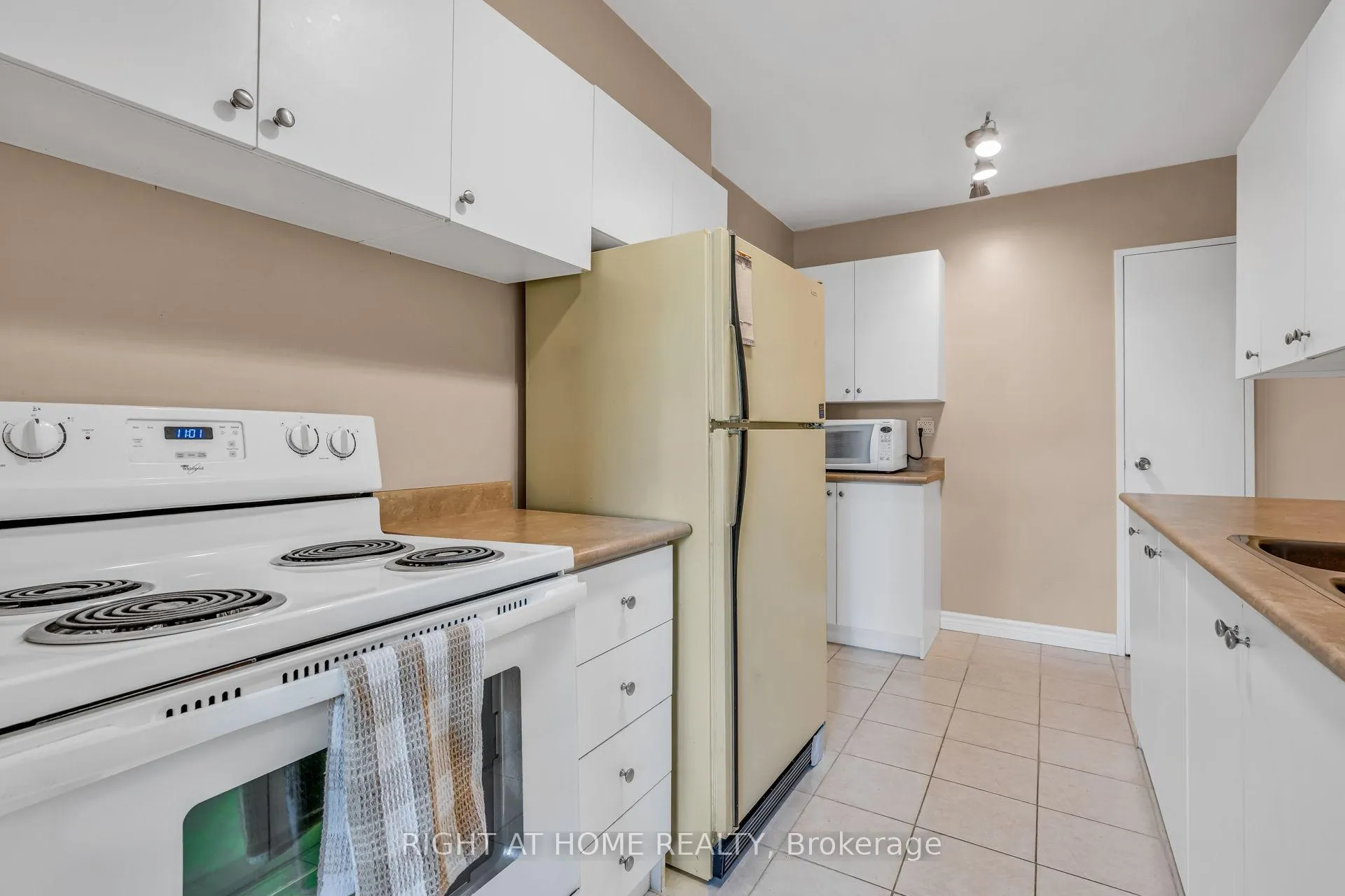 Photo 12 of Unit 304, 45 Southport Street, Toronto, High Park-Swansea — HOMEH
