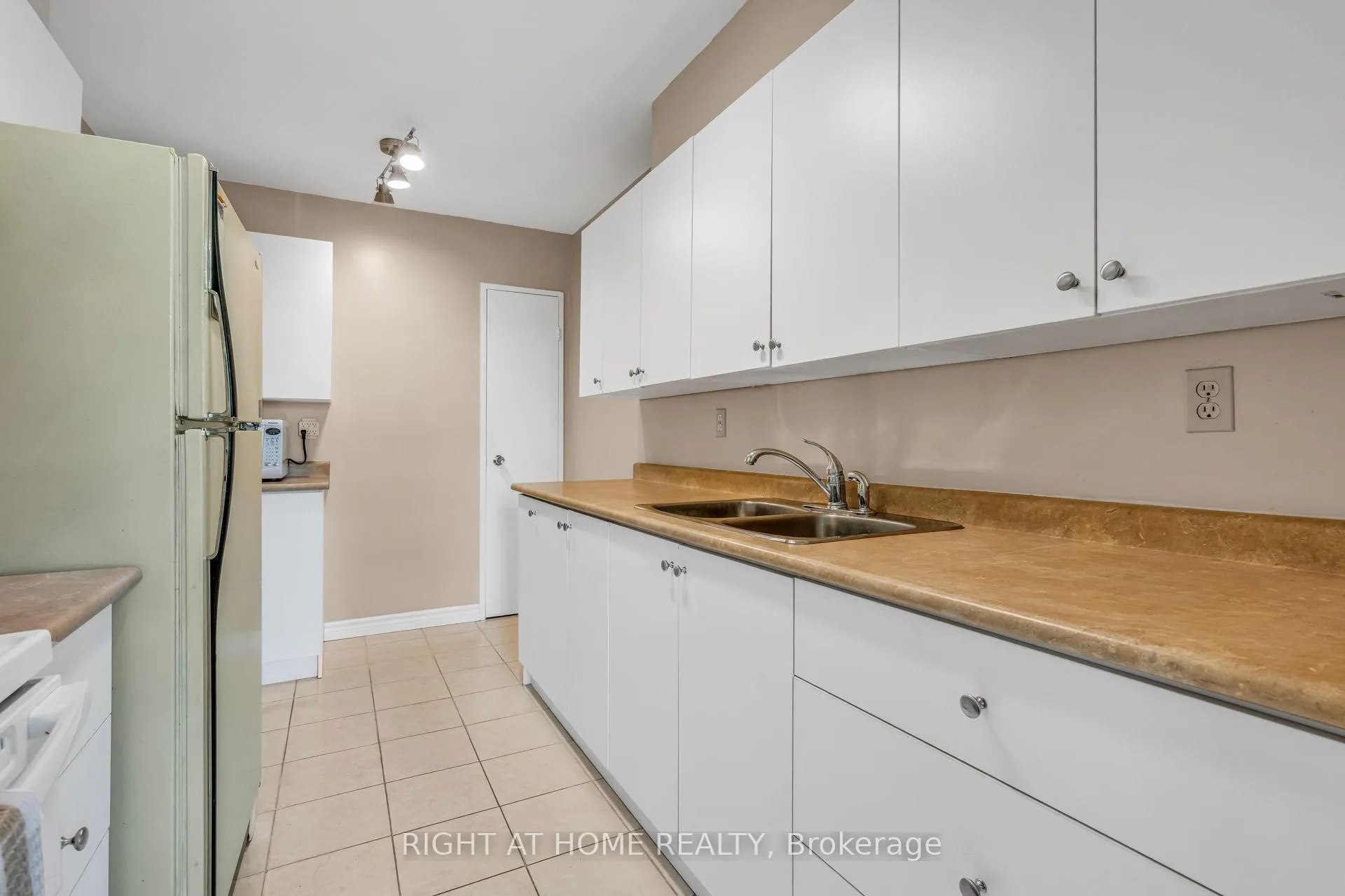 Photo 13 of Unit 304, 45 Southport Street, Toronto, High Park-Swansea — HOMEH