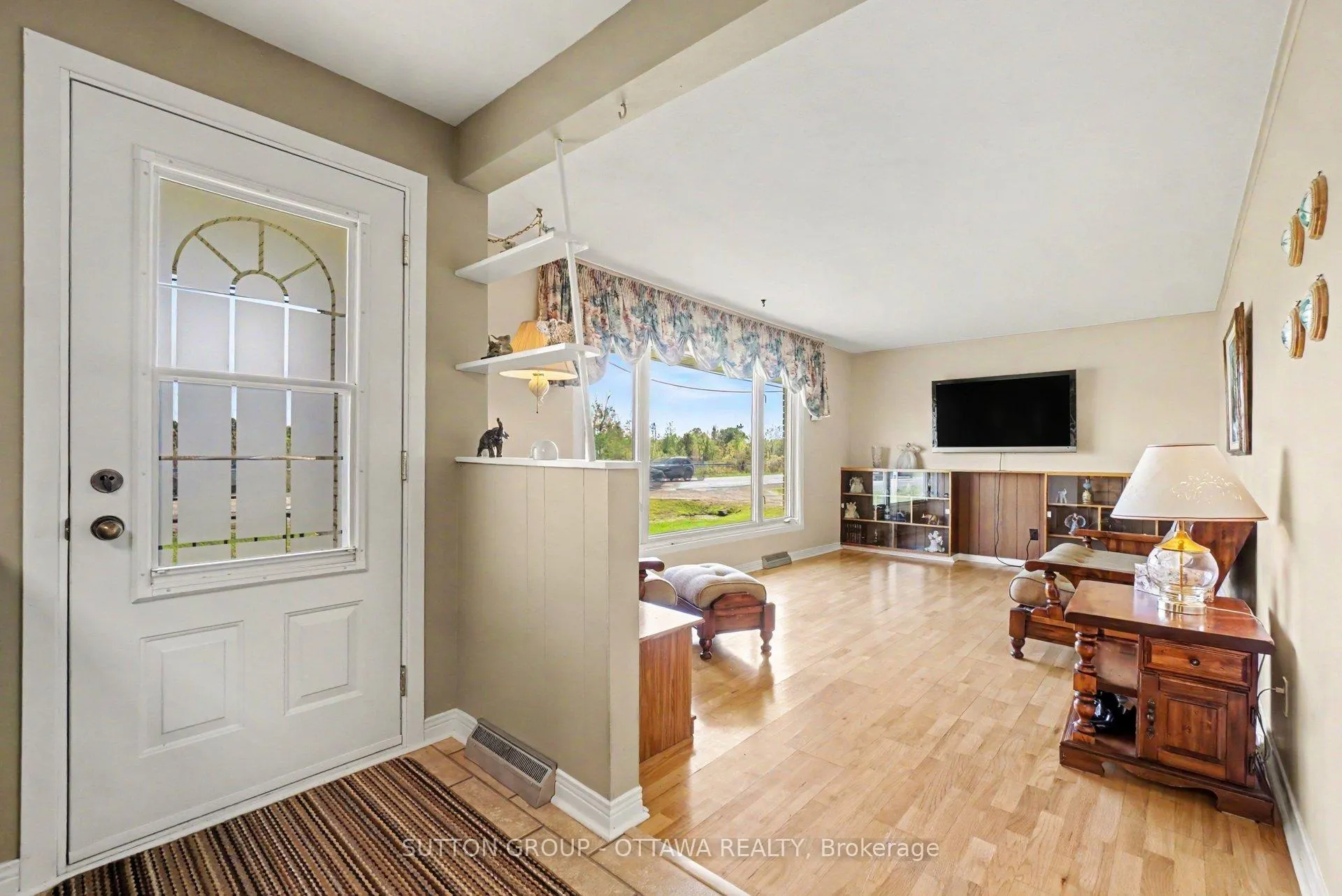 Photo 3 of 6573 Russell Road, Ottawa, Sarsfield/Bearbrook — HOMEH