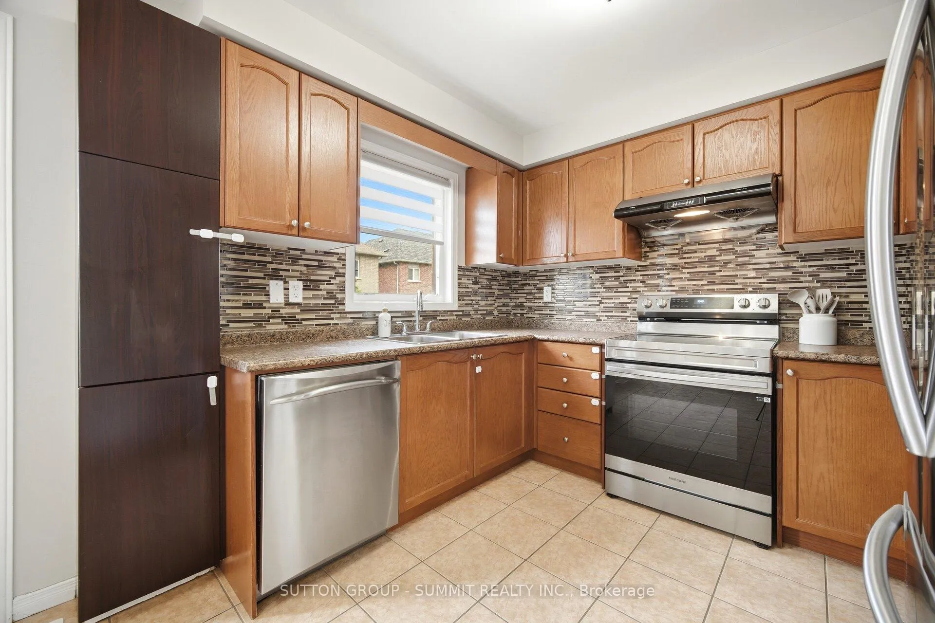 Photo 10 of 100 Burnstown Circle, Brampton, Bram East — HOMEH