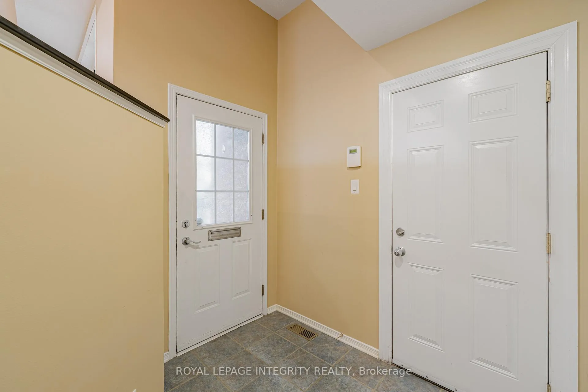Photo 4 of 1213 Clyde Avenue, Ottawa, Central Park — HOMEH