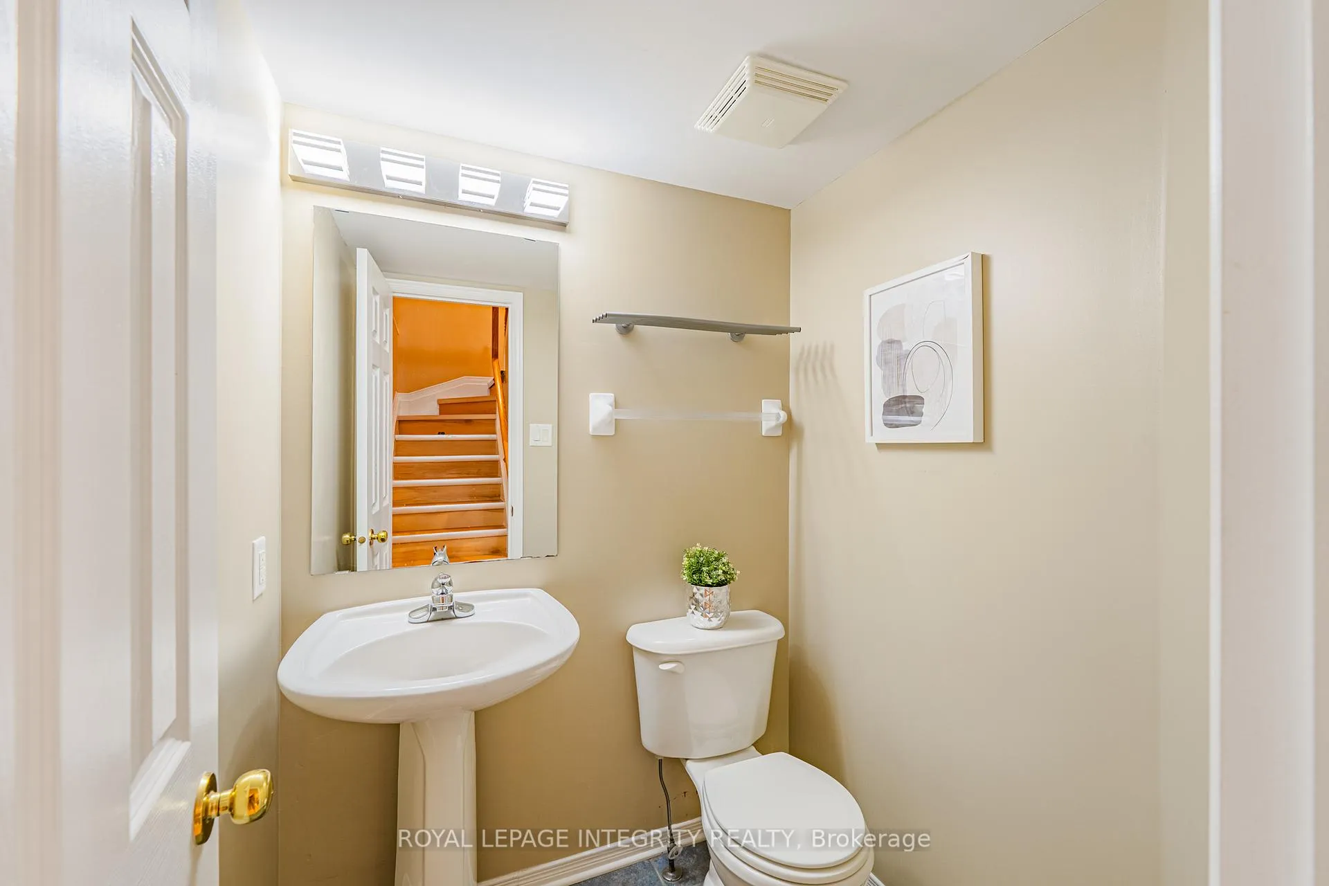 Photo 6 of 1213 Clyde Avenue, Ottawa, Central Park — HOMEH