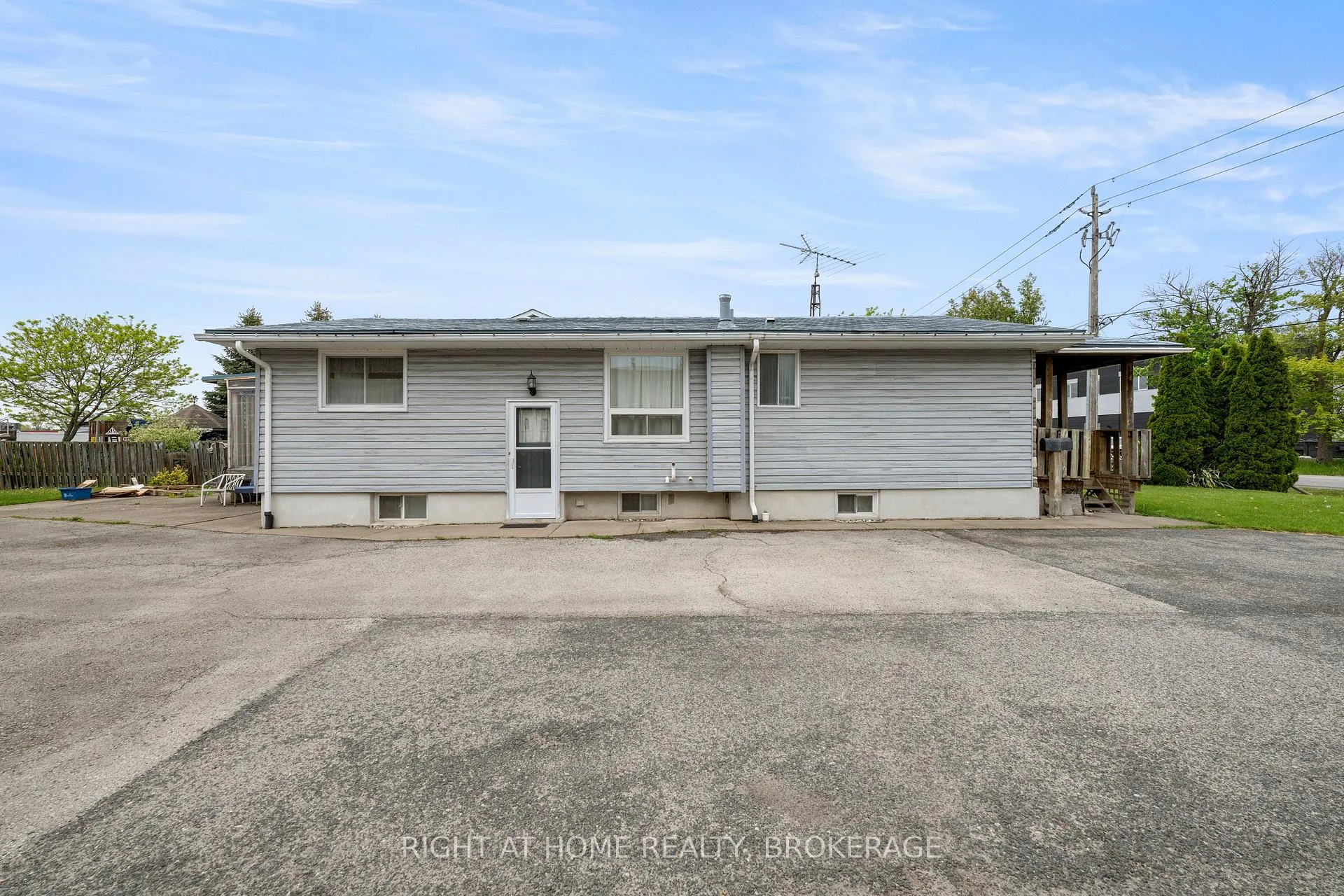 Photo 6 of 133 Quaker Road, Welland, N. Welland — HOMEH