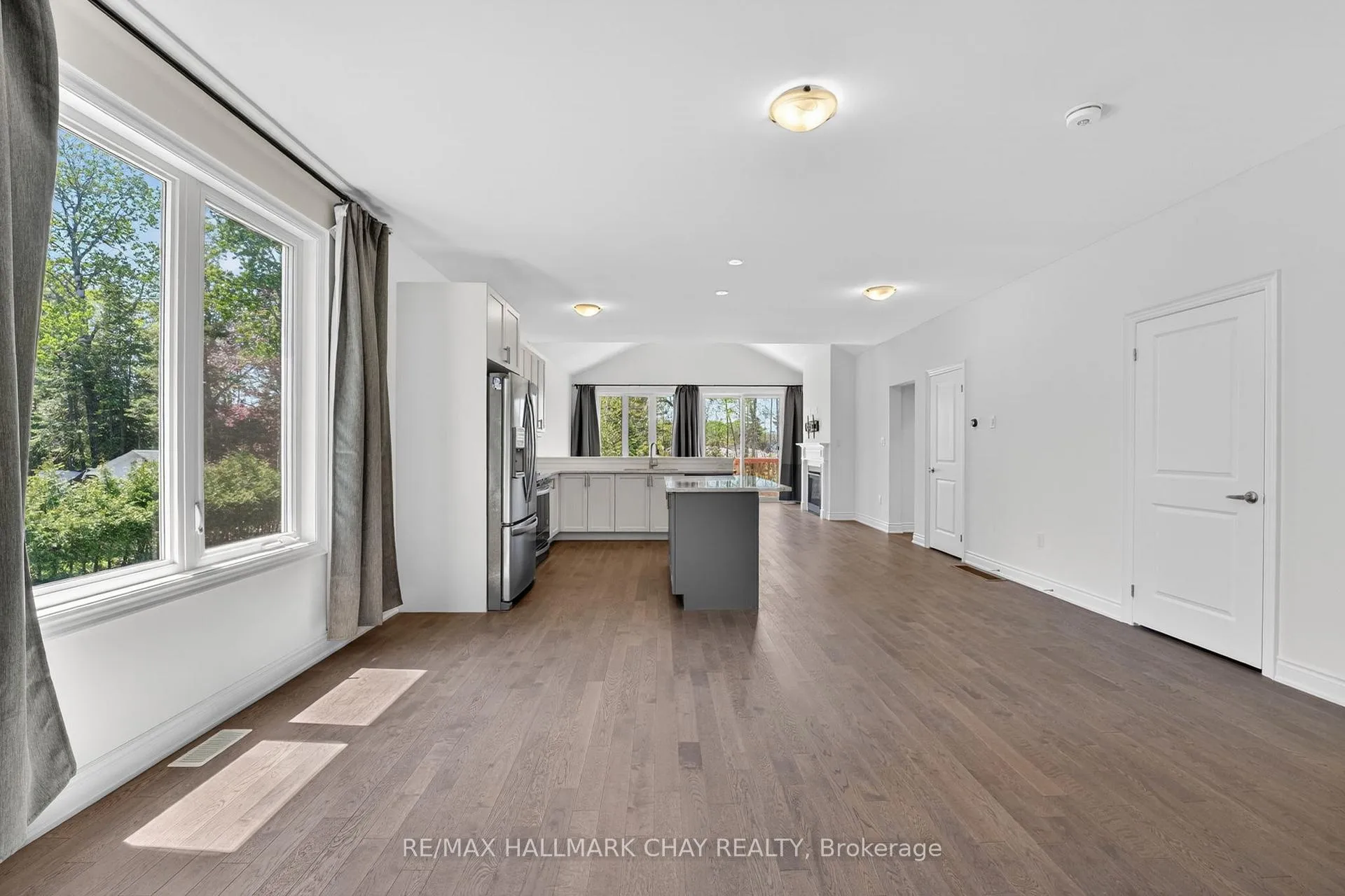 Photo 7 of 20 62 Street S, Wasaga Beach — HOMEH
