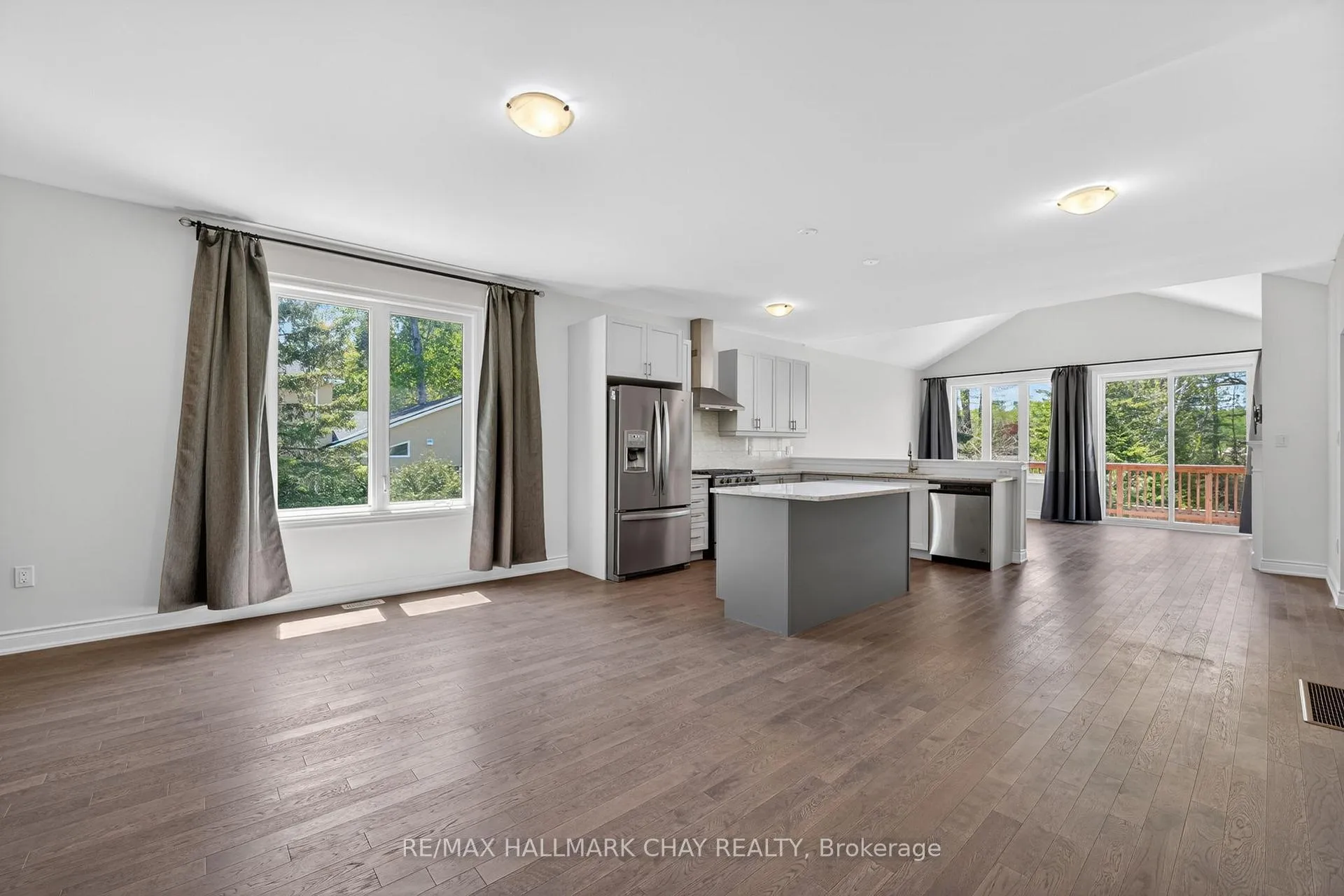 Photo 8 of 20 62 Street S, Wasaga Beach — HOMEH