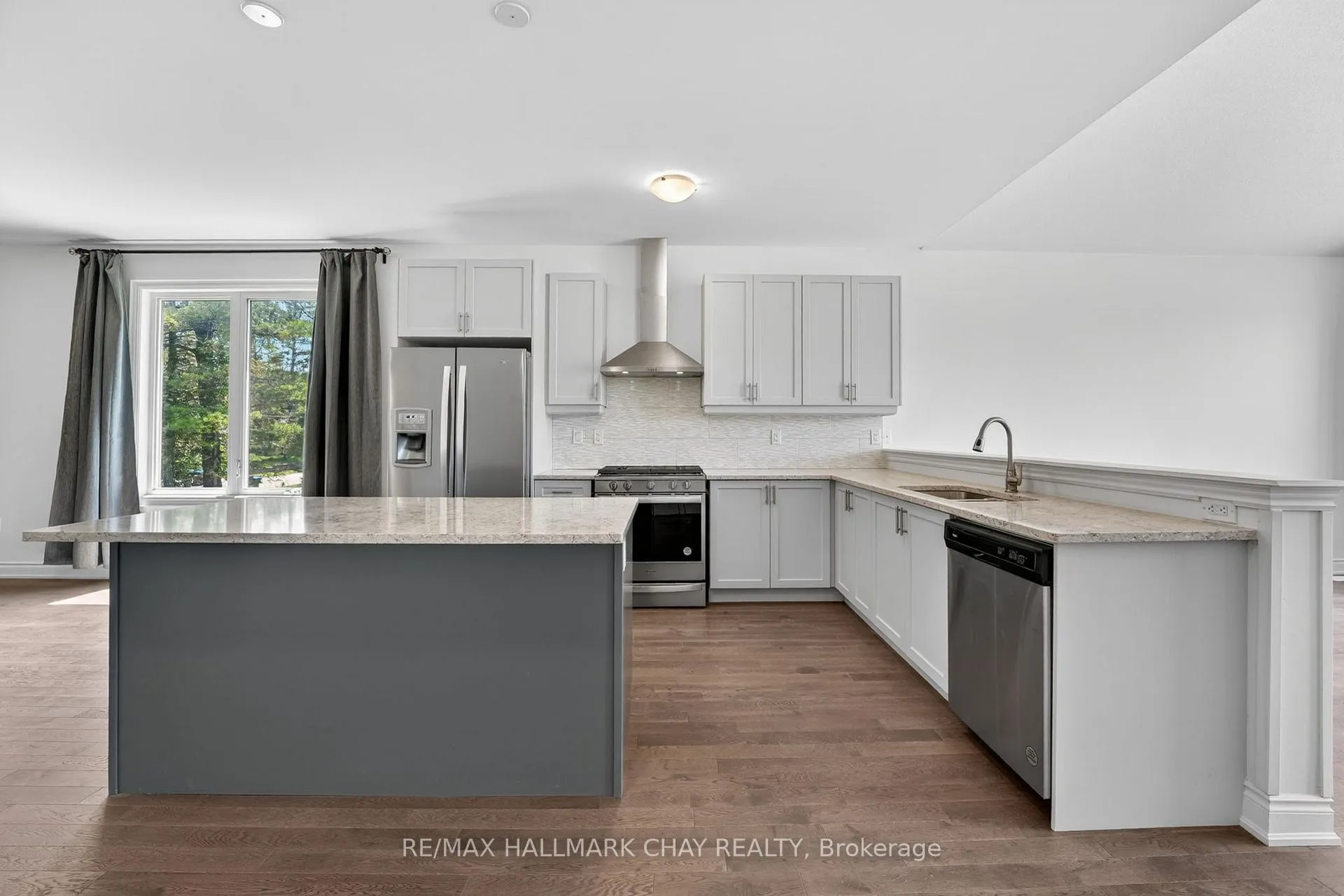 Photo 11 of 20 62 Street S, Wasaga Beach — HOMEH