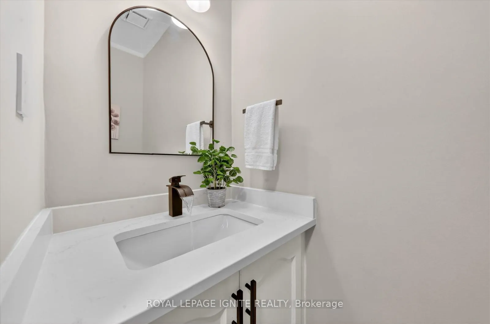 Photo 16 of 885 Baylawn Drive, Pickering, Liverpool — HOMEH