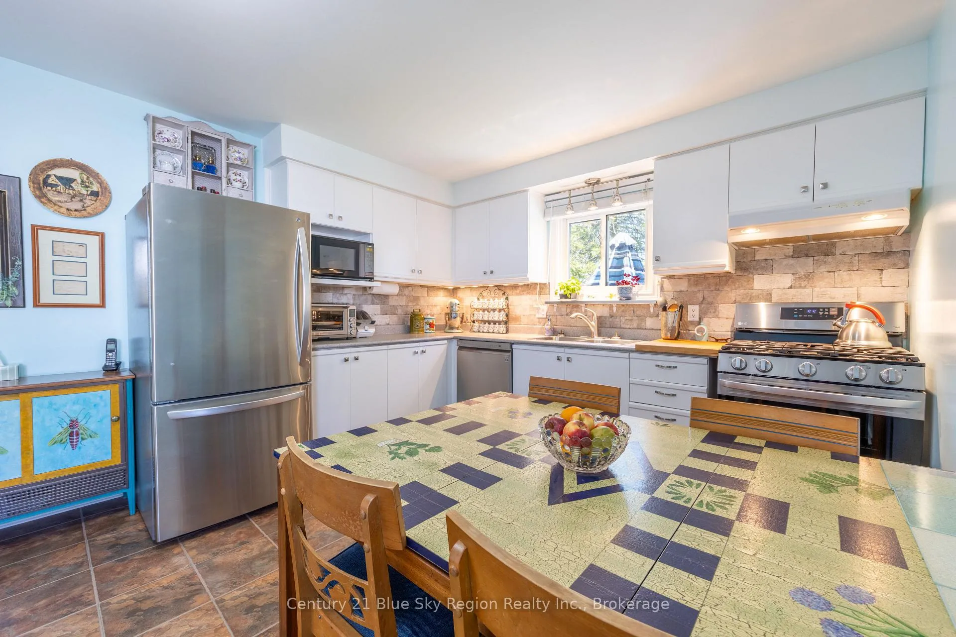 Photo 6 of 777 Douglas Street, North Bay, Central — HOMEH