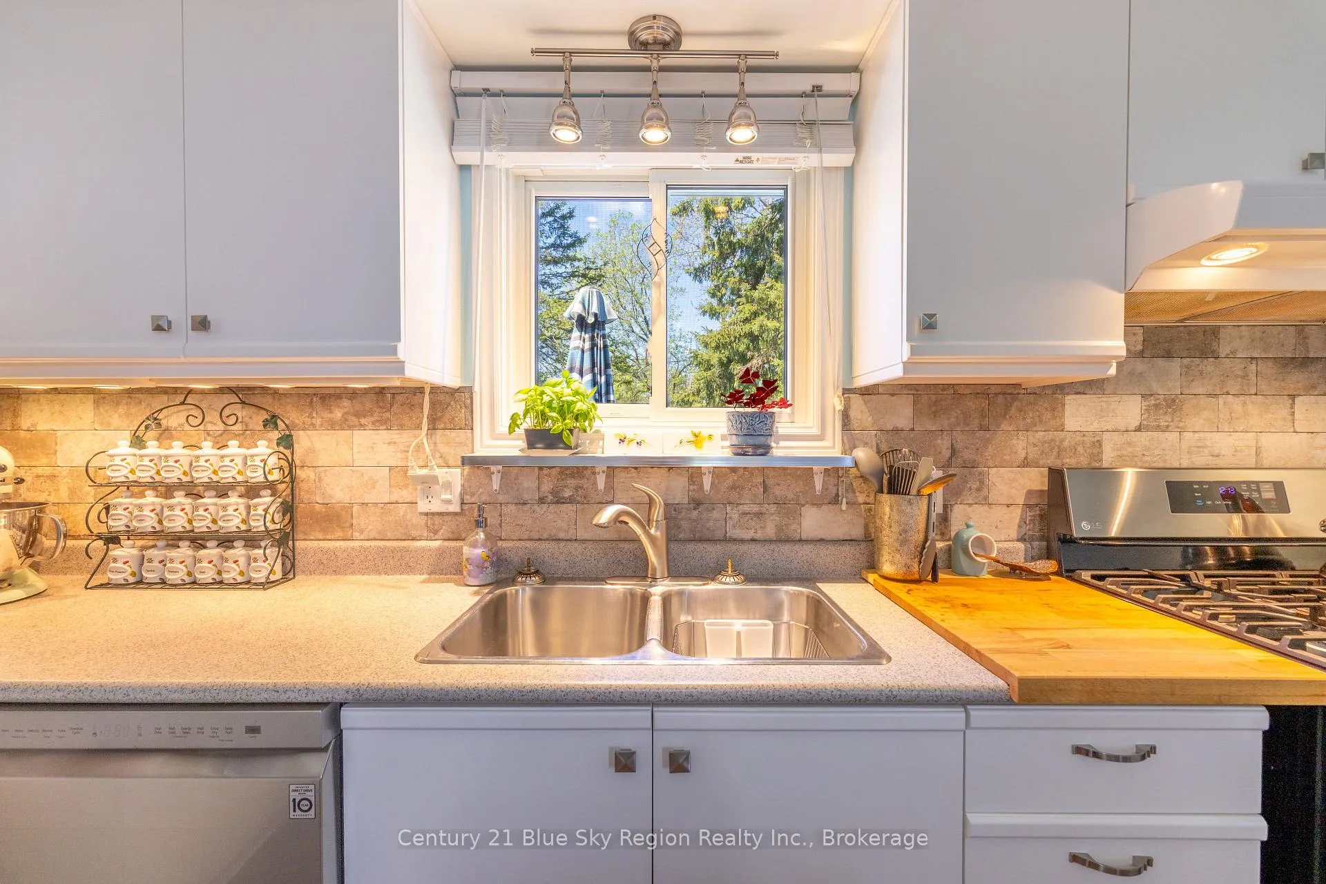 Photo 7 of 777 Douglas Street, North Bay, Central — HOMEH