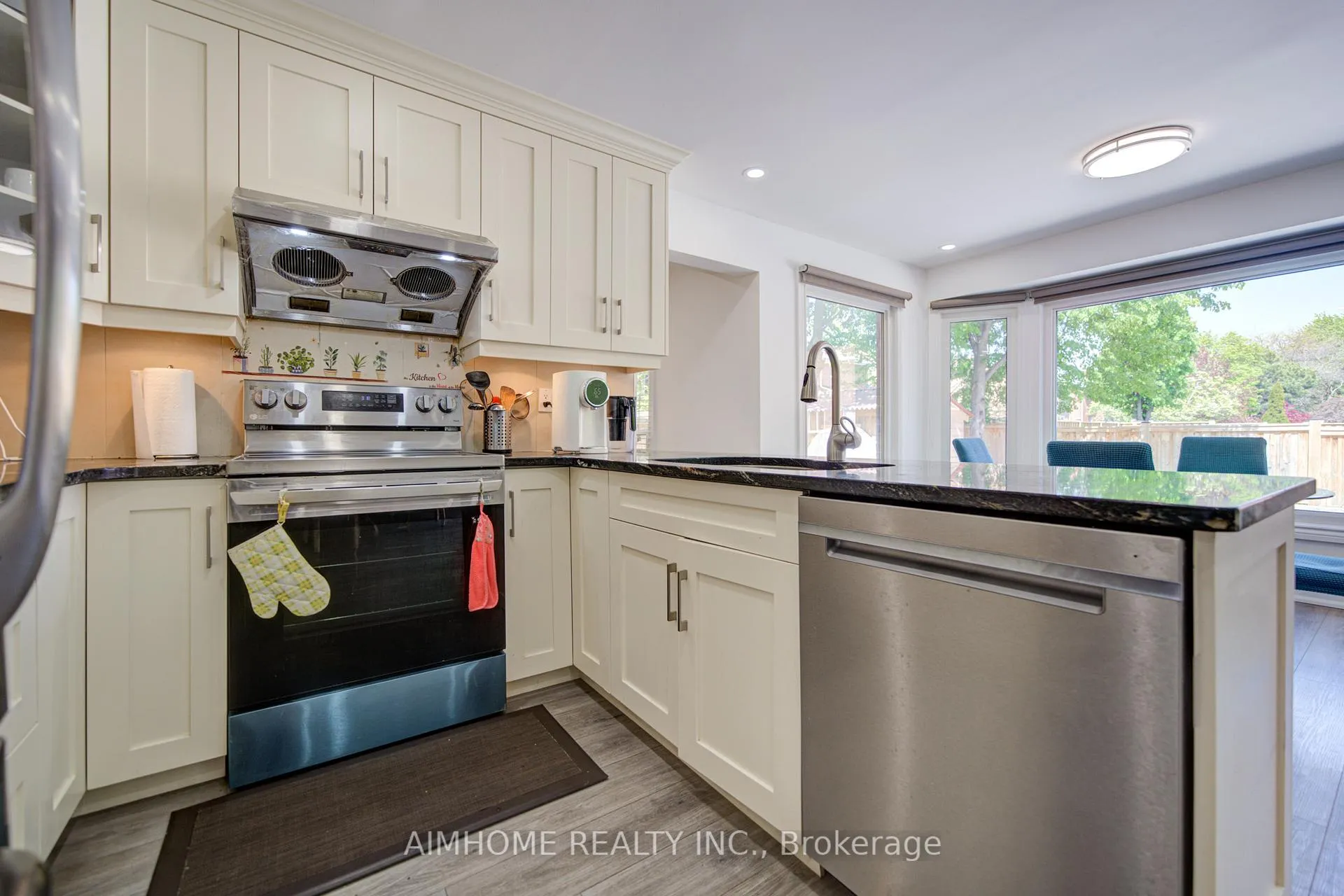 Photo 13 of 17 Garnish Green main, Markham, Markham Village — HOMEH