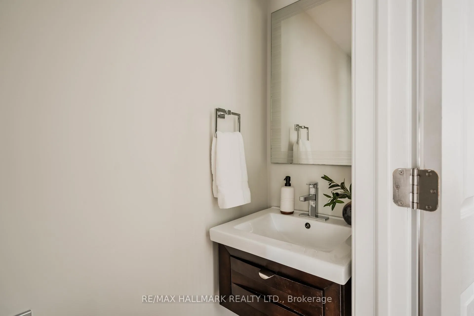 Photo 10 of 4 Wayland Avenue, Toronto, East End-Danforth — HOMEH