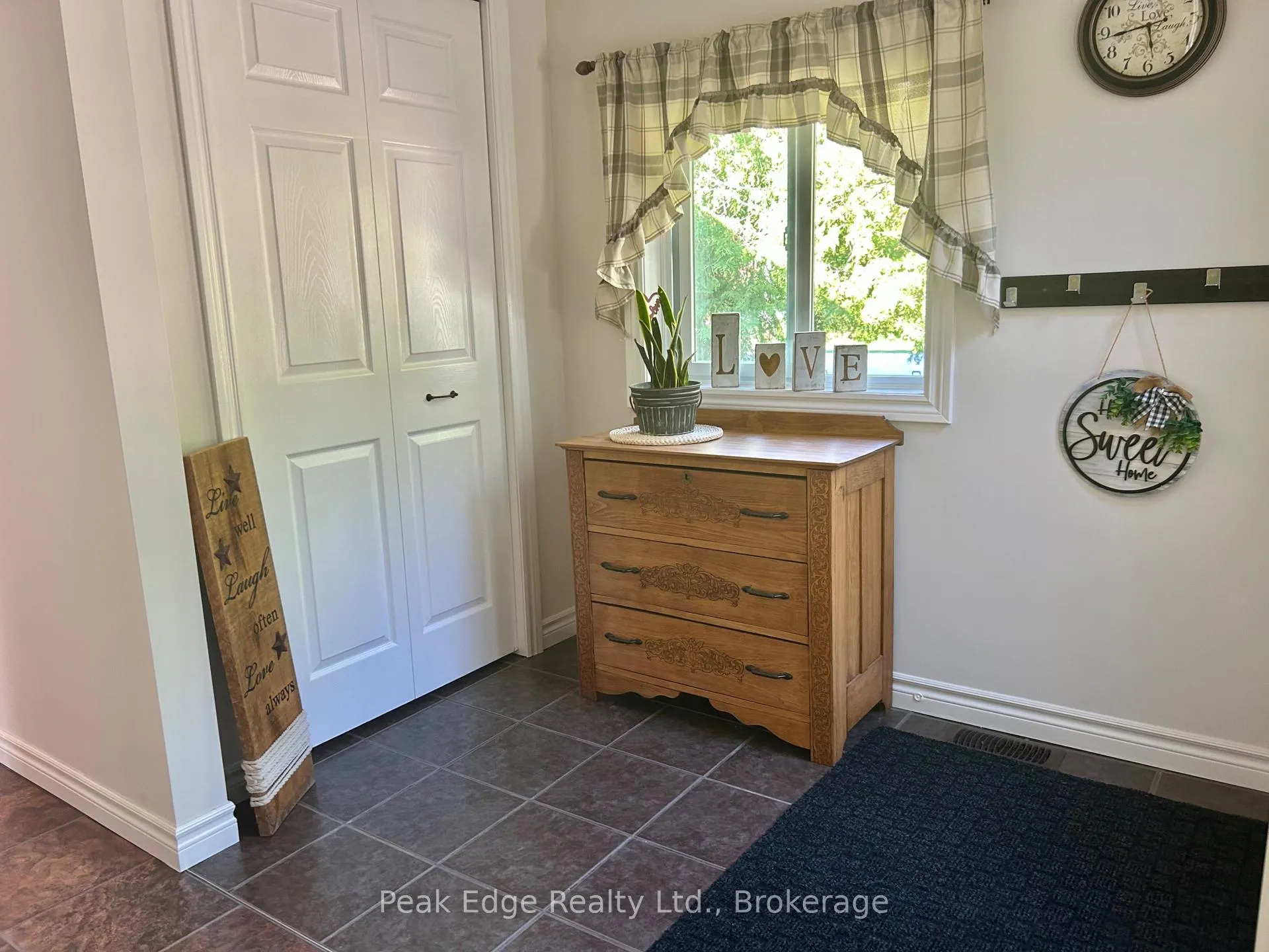 Photo 10 of 124 Douglas Street, Chatsworth — HOMEH