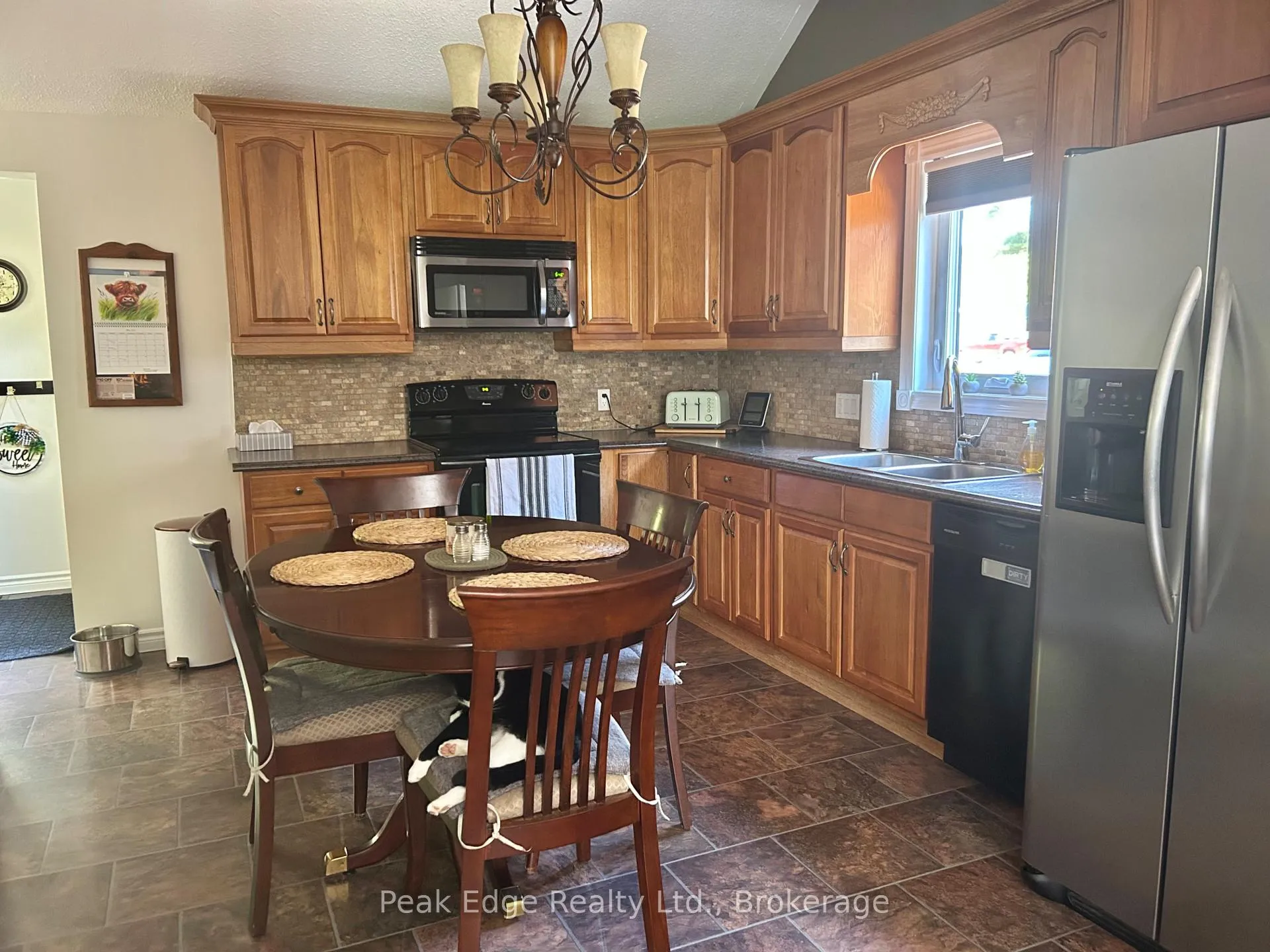 Photo 12 of 124 Douglas Street, Chatsworth — HOMEH