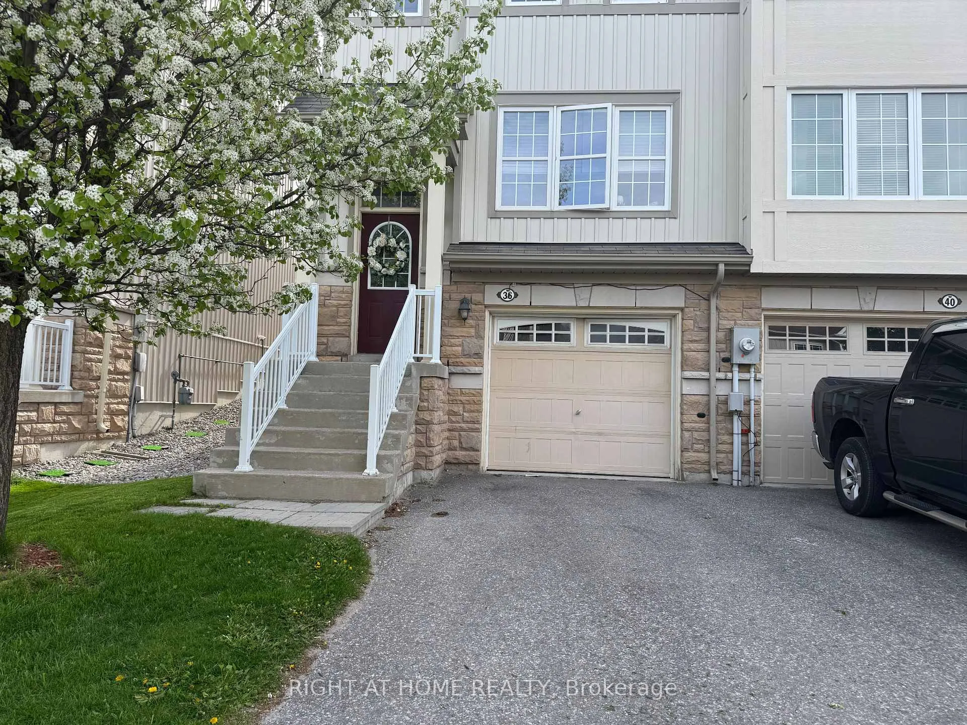 Photo 4 of 36 Farmstead Dr, Clarington, Bowmanville — HOMEH