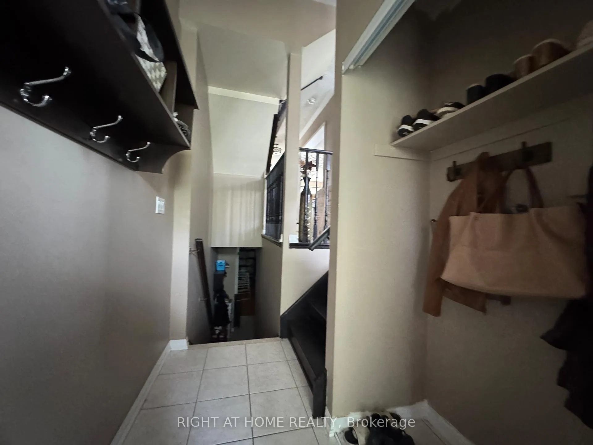 Photo 5 of 36 Farmstead Dr, Clarington, Bowmanville — HOMEH