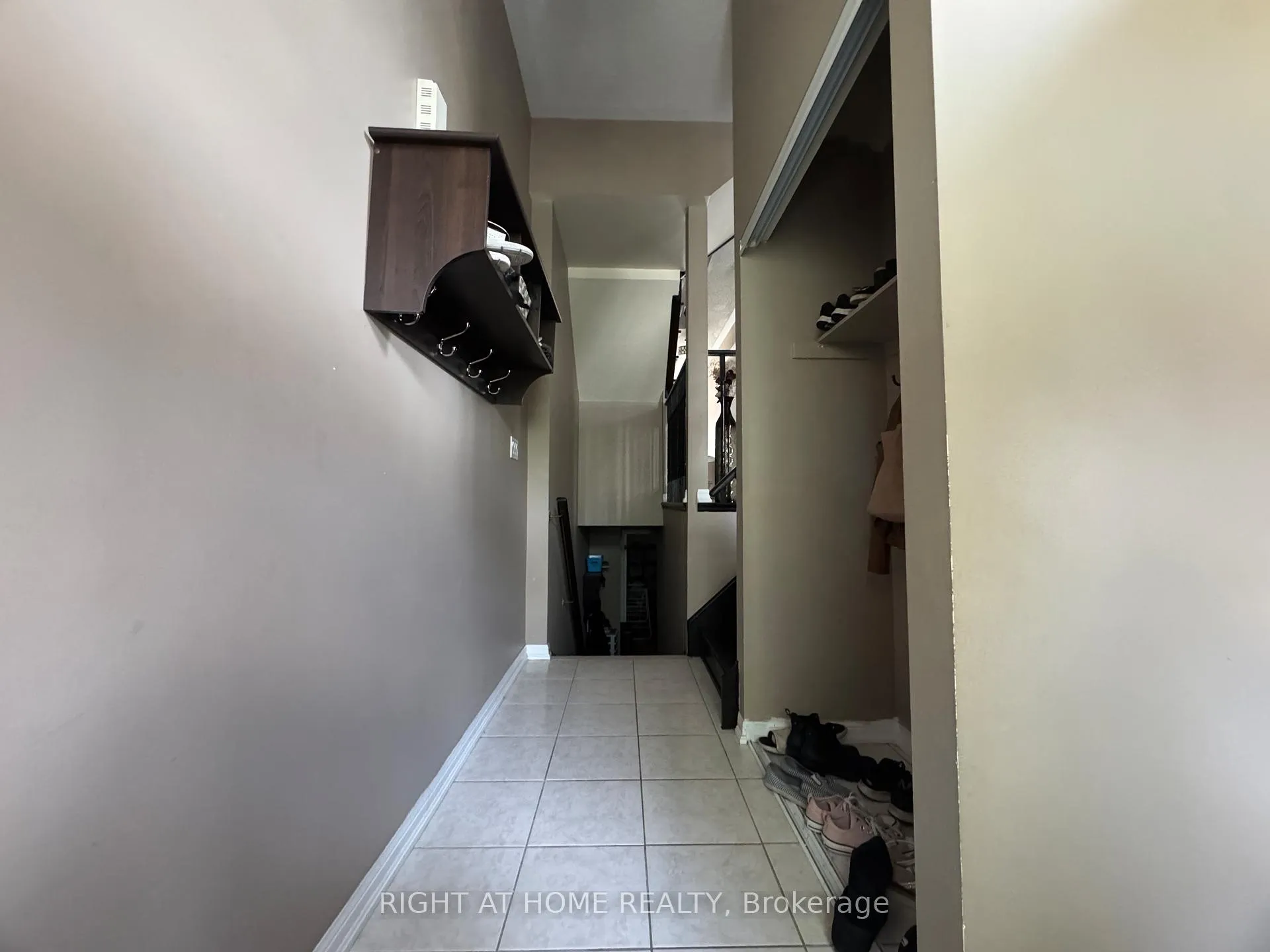 Photo 6 of 36 Farmstead Dr, Clarington, Bowmanville — HOMEH