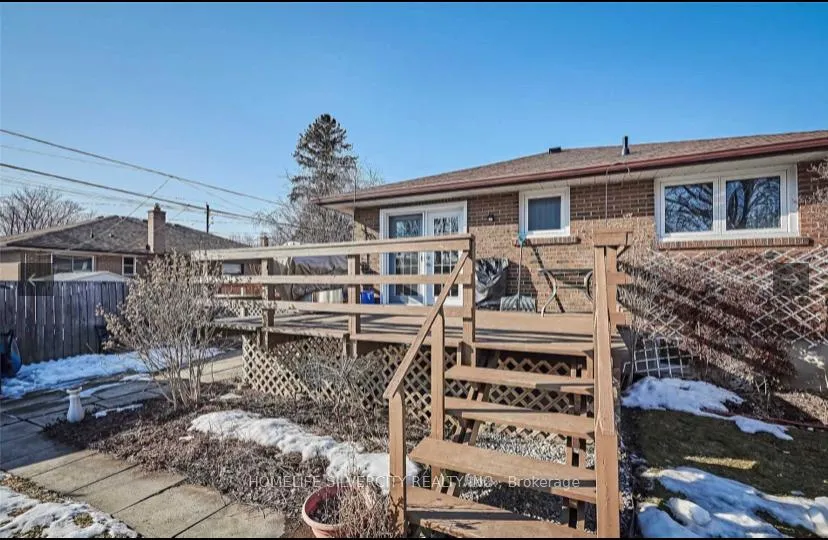 Photo 4 of 901 Crocus Crescent, Whitby, Downtown Whitby — HOMEH