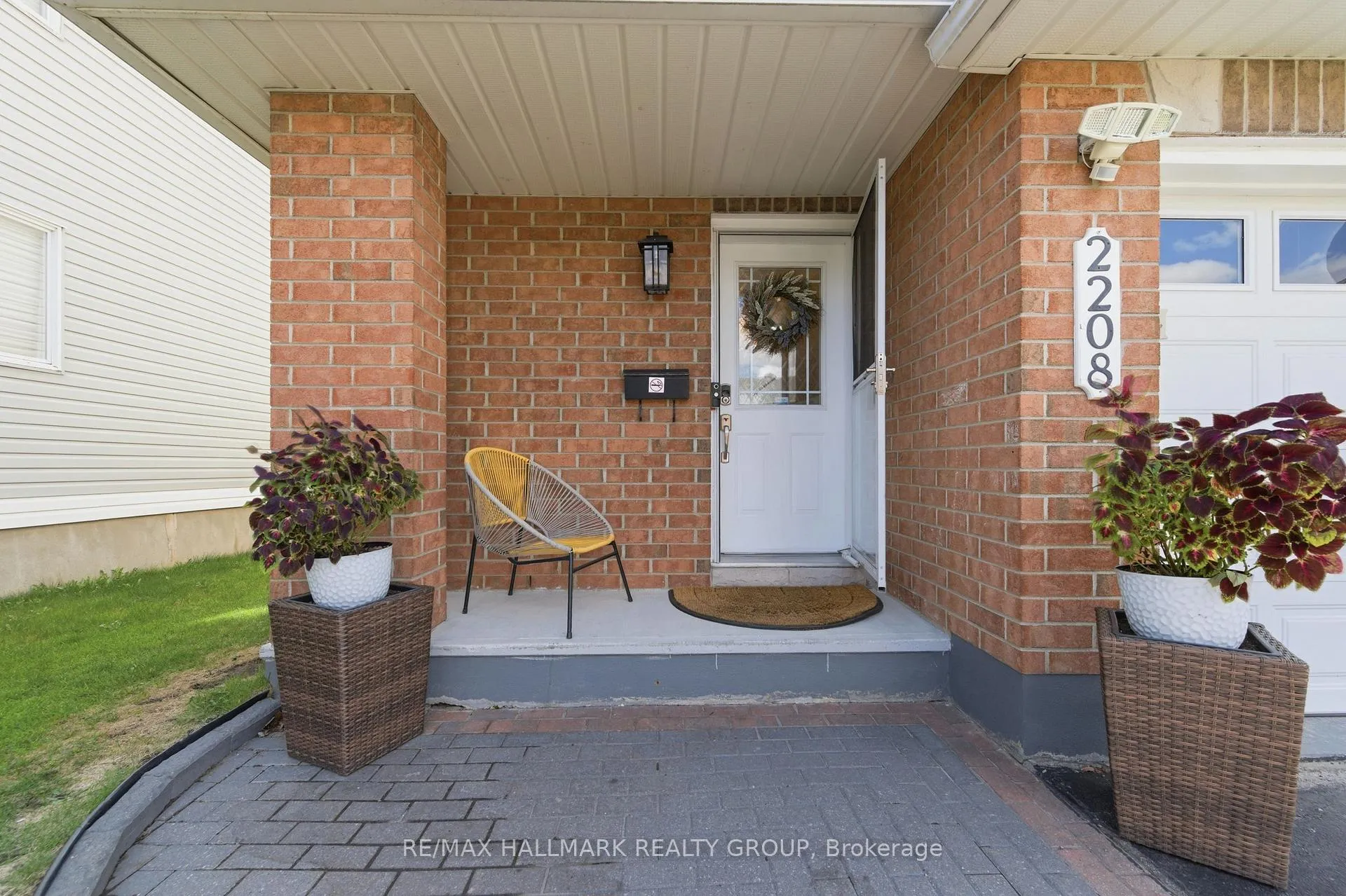 Photo 2 of 2208 Brockstone Crescent, Ottawa, Avalon East — HOMEH