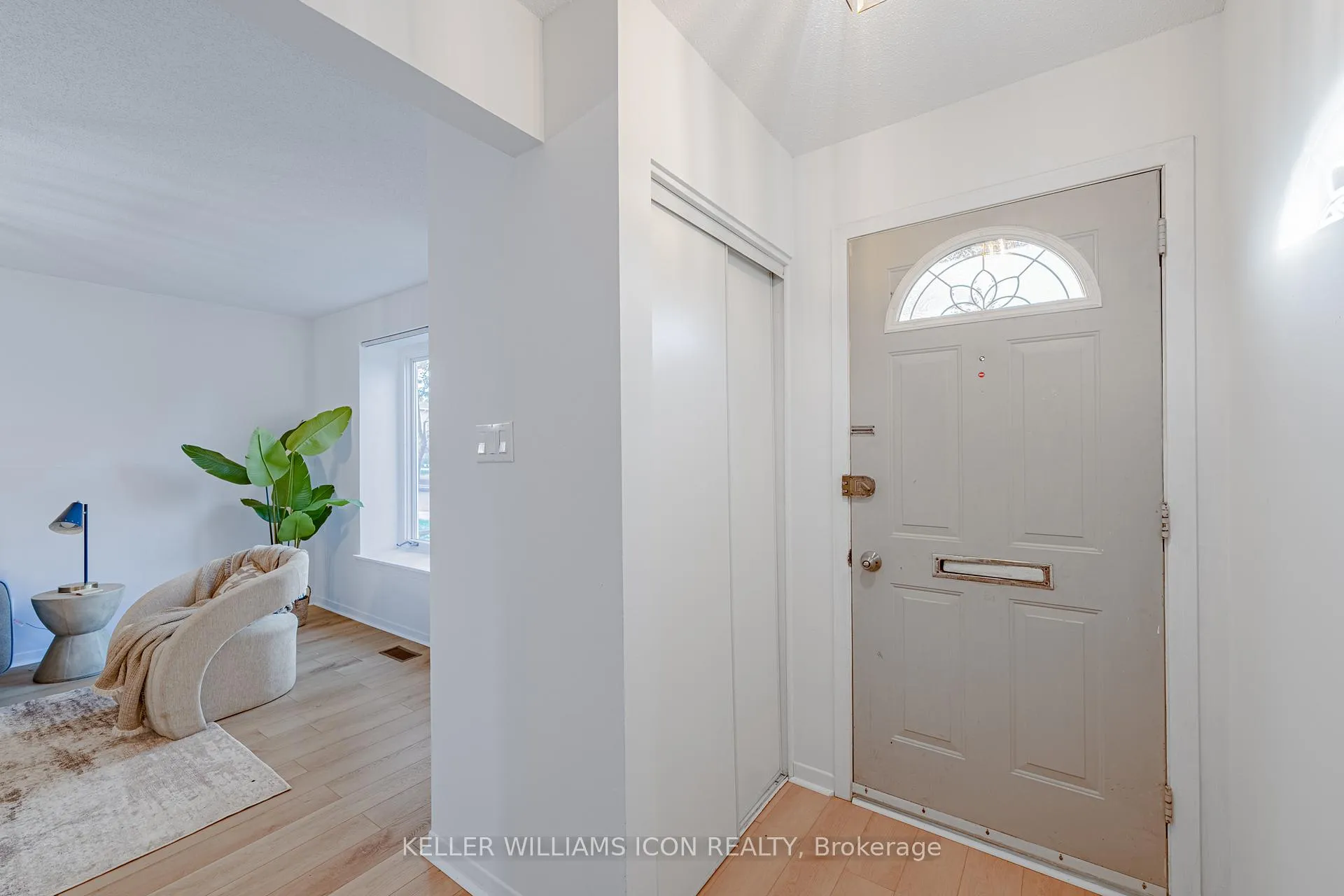 Photo 2 of 968 Meadowlands Drive, Ottawa, Carleton Heights — HOMEH