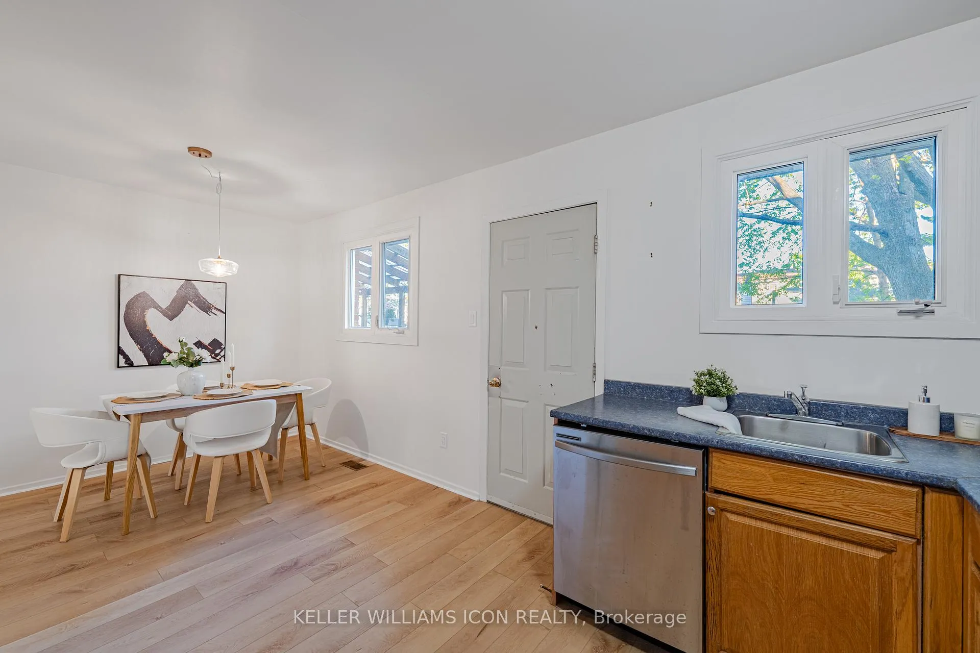 Photo 10 of 968 Meadowlands Drive, Ottawa, Carleton Heights — HOMEH