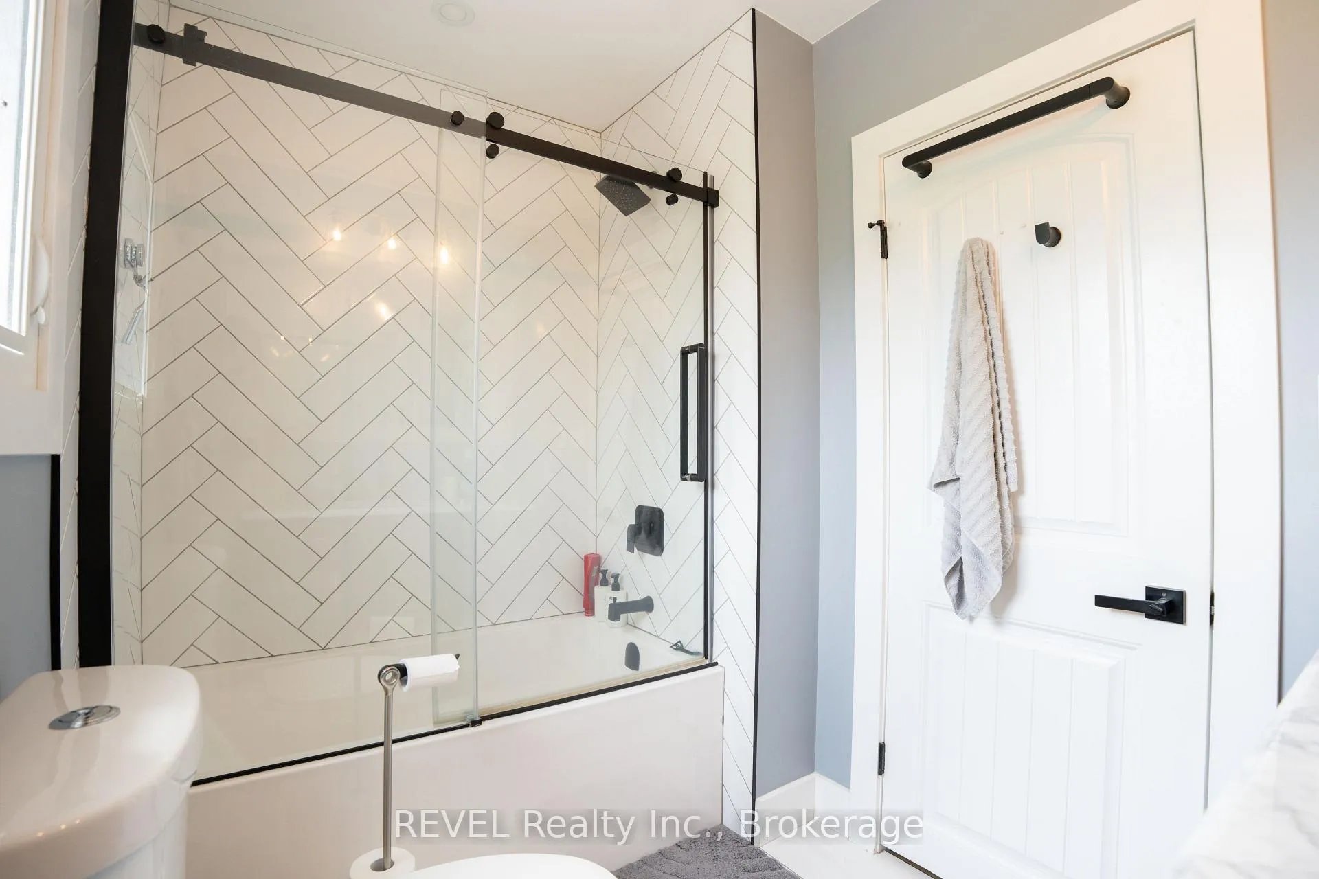 Photo 25 of 34 Bloomfield Avenue, St. Catharines, Secord Woods — HOMEH