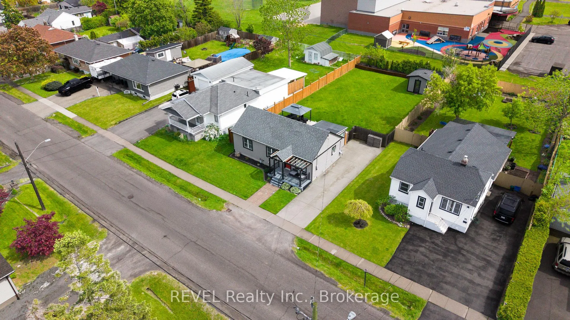 Photo 43 of 34 Bloomfield Avenue, St. Catharines, Secord Woods — HOMEH