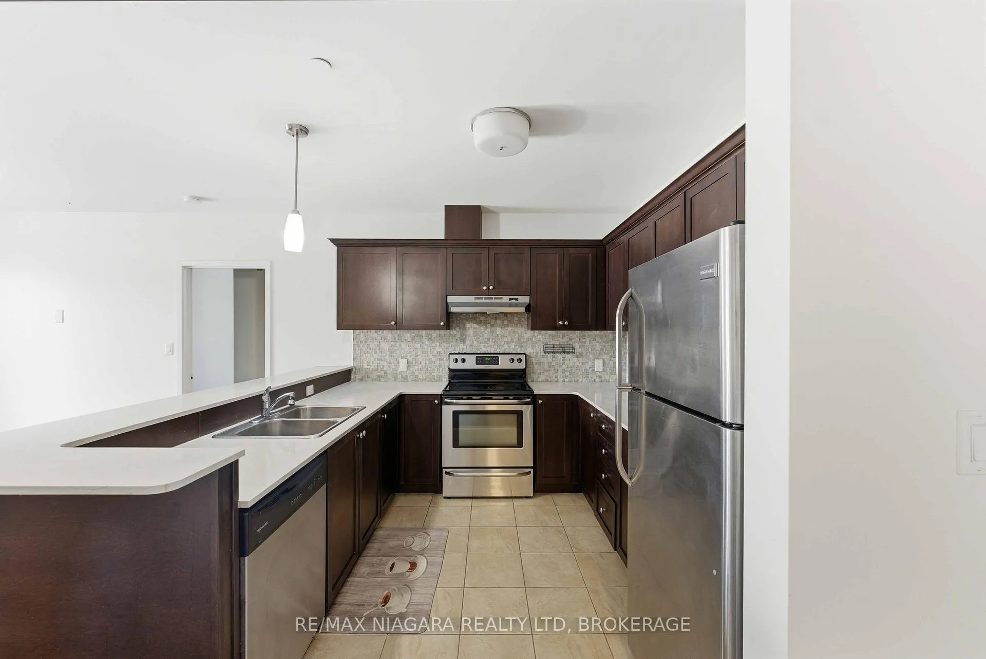 Photo 5 of Unit 404, 26 Wellington Street, St. Catharines, Downtown — HOMEH