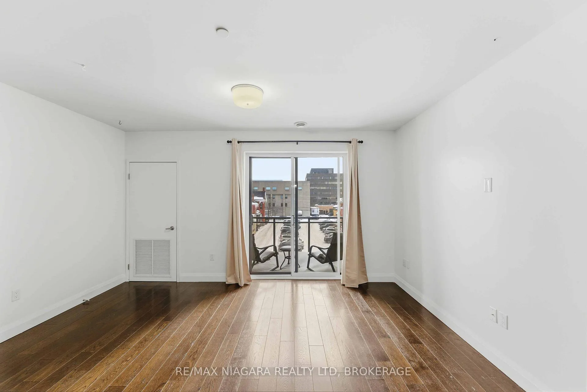 Photo 9 of Unit 404, 26 Wellington Street, St. Catharines, Downtown — HOMEH