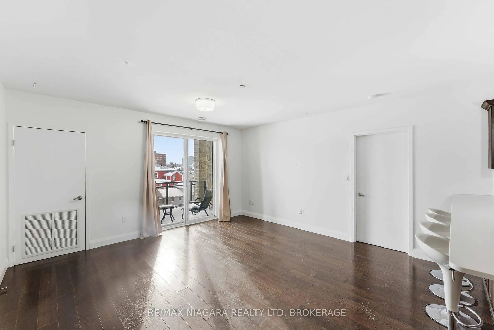 Photo 10 of Unit 404, 26 Wellington Street, St. Catharines, Downtown — HOMEH
