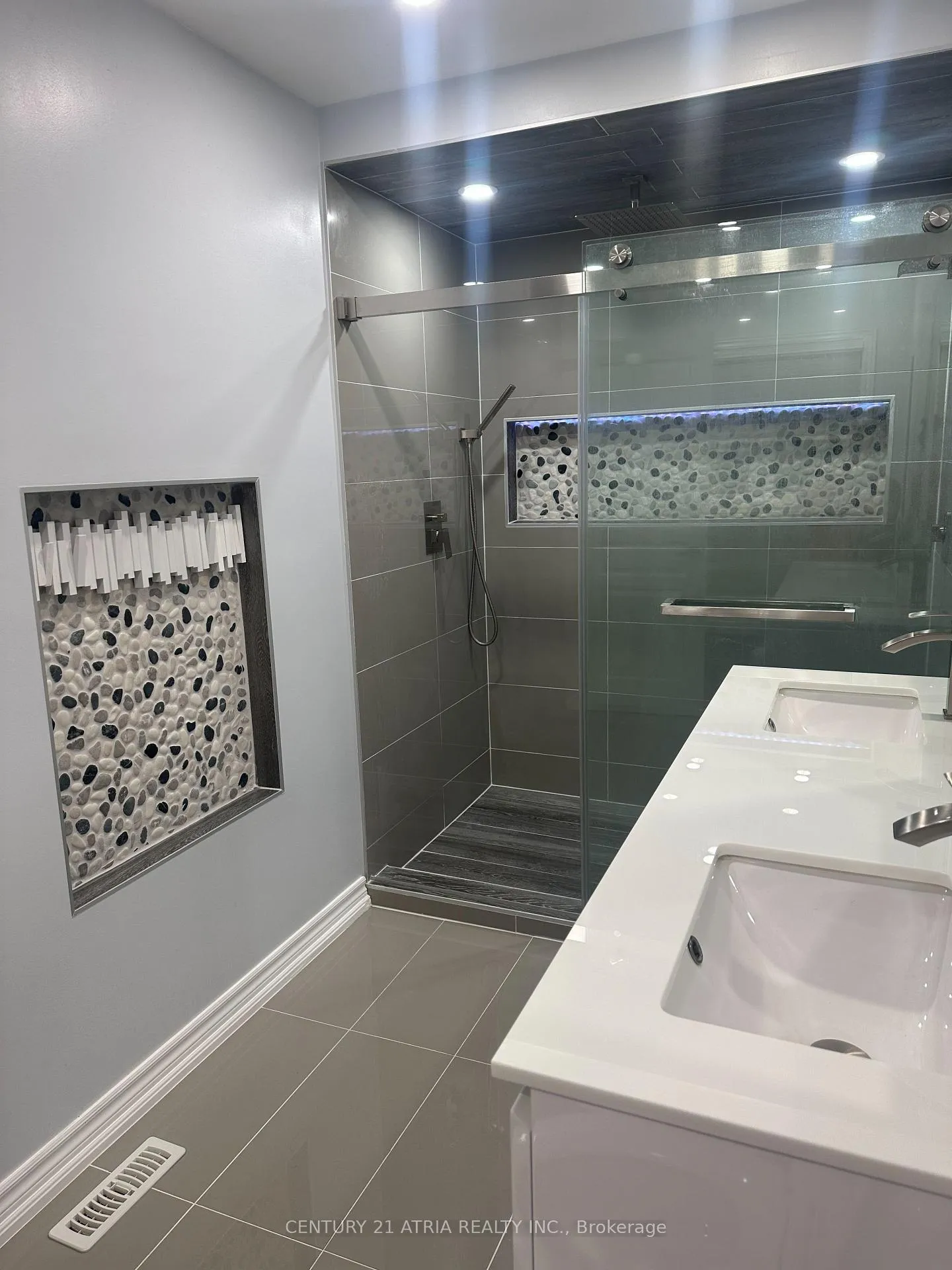 Photo 8 of 209 District Avenue, Vaughan, Patterson — HOMEH