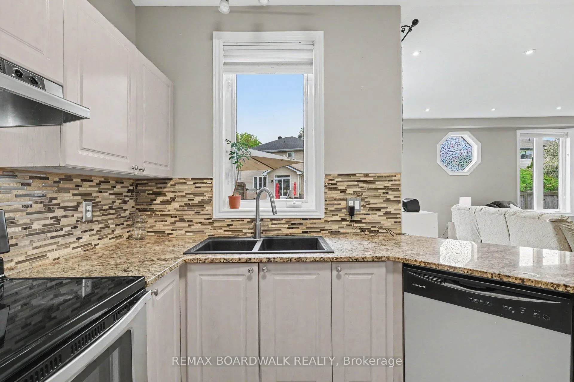 Photo 9 of 4091 Canyon Walk Drive, Ottawa, Riverside South/Gloucester Glen — HOMEH