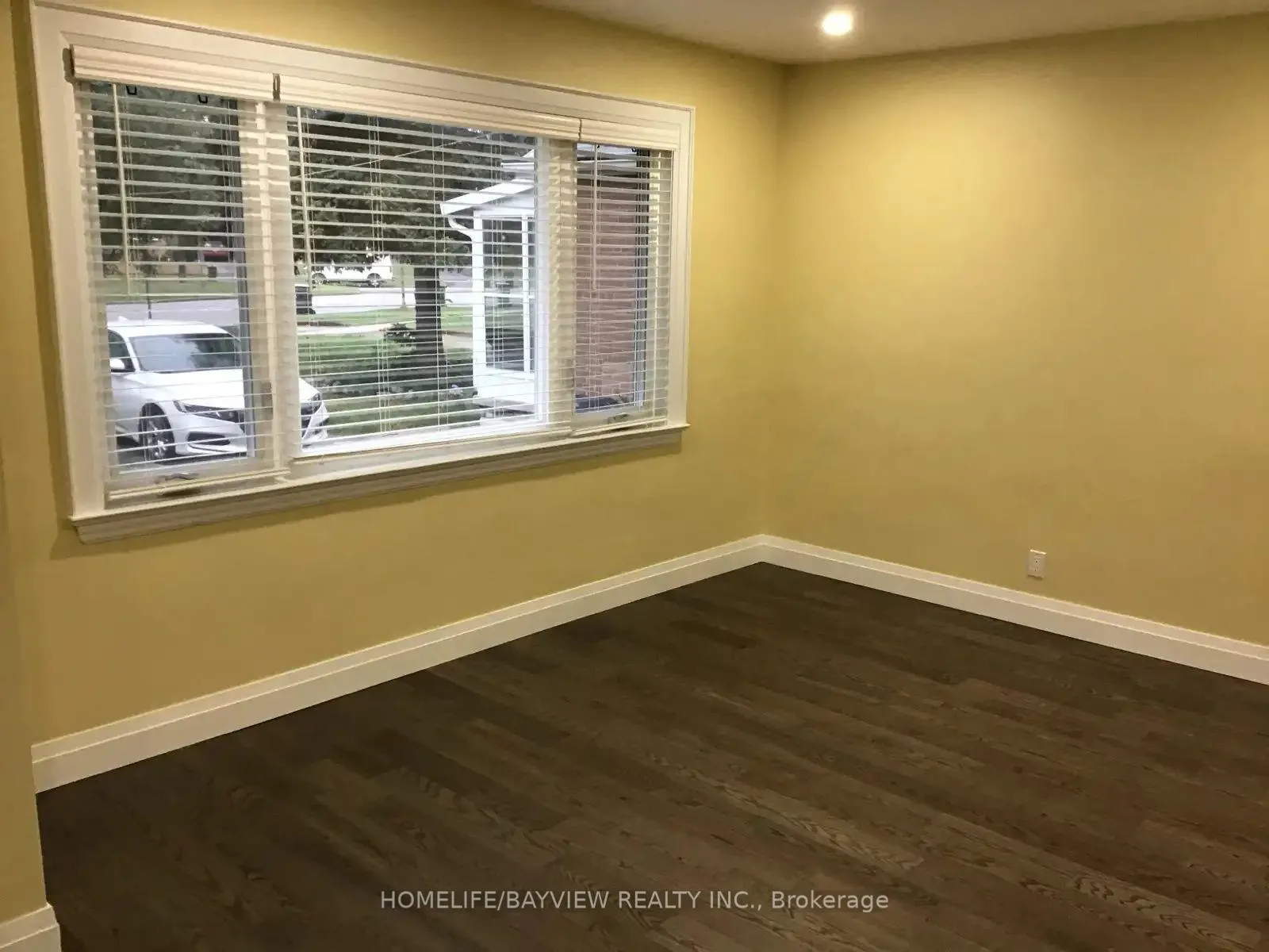 Photo 3 of 27 Fairfax (main floor) Crescent E, Scarborough, Clairlea-Birchmount — HOMEH