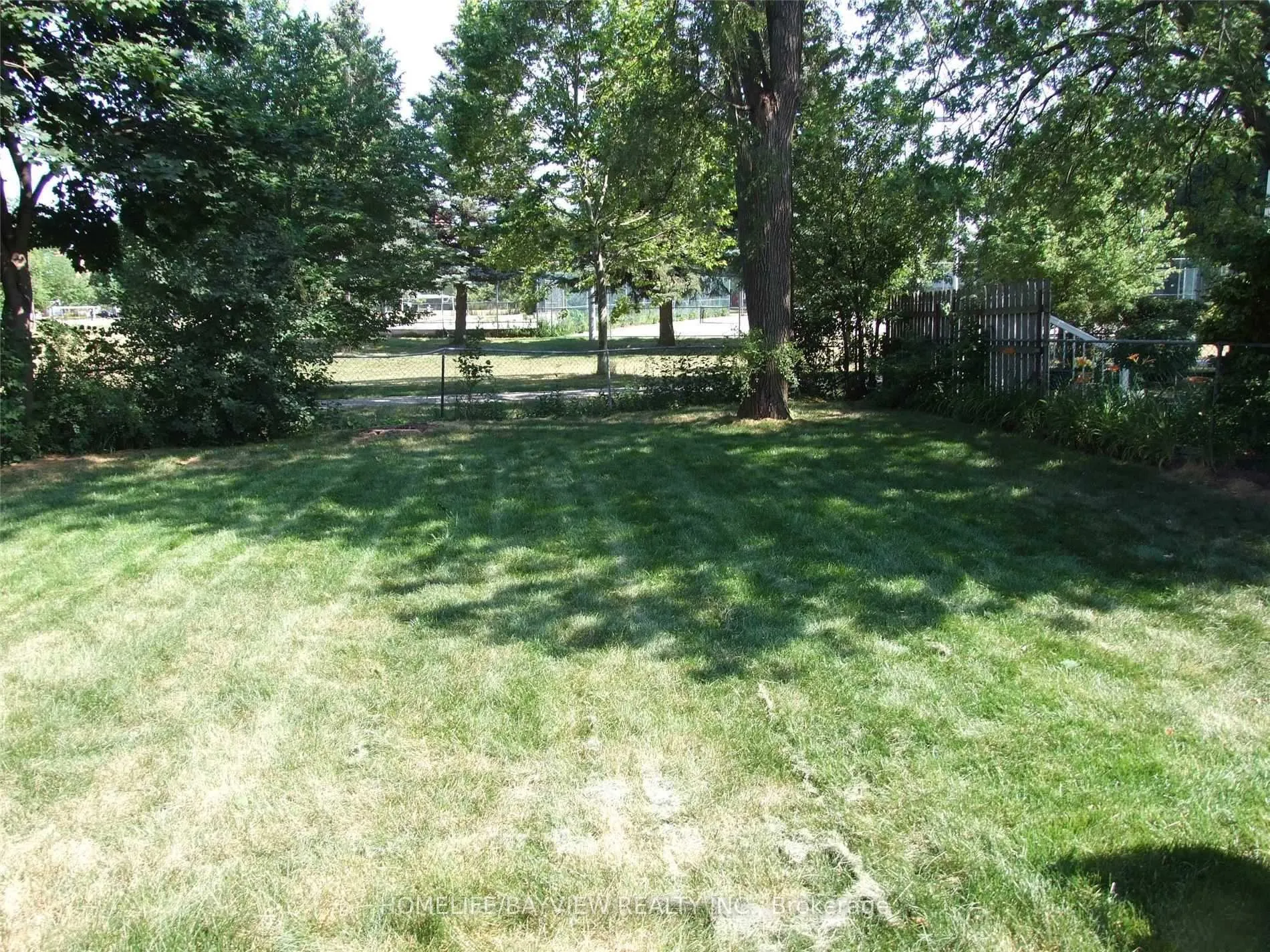 Photo 11 of 27 Fairfax (main floor) Crescent E, Scarborough, Clairlea-Birchmount — HOMEH