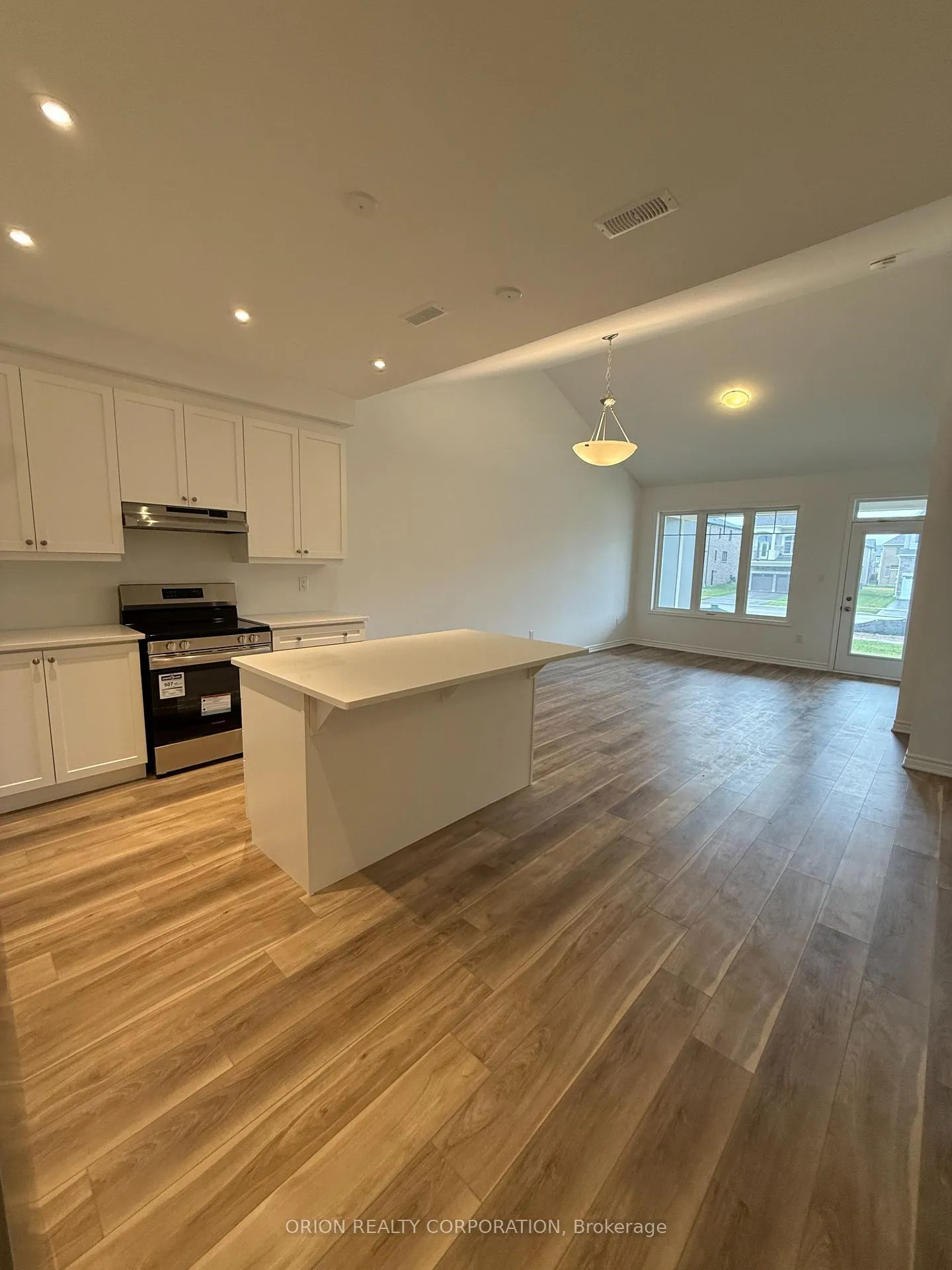 Photo 2 of 706 Sargeant Place, Innisfil, Rural Innisfil — HOMEH