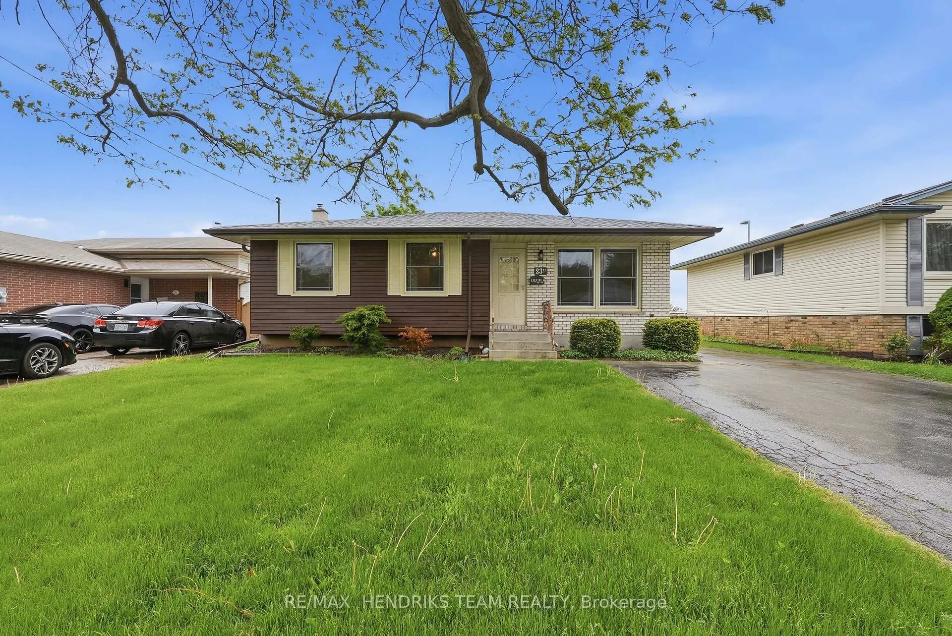 Photo 3 of 23 Crescentwood Drive, St. Catharines, Lakeport — HOMEH